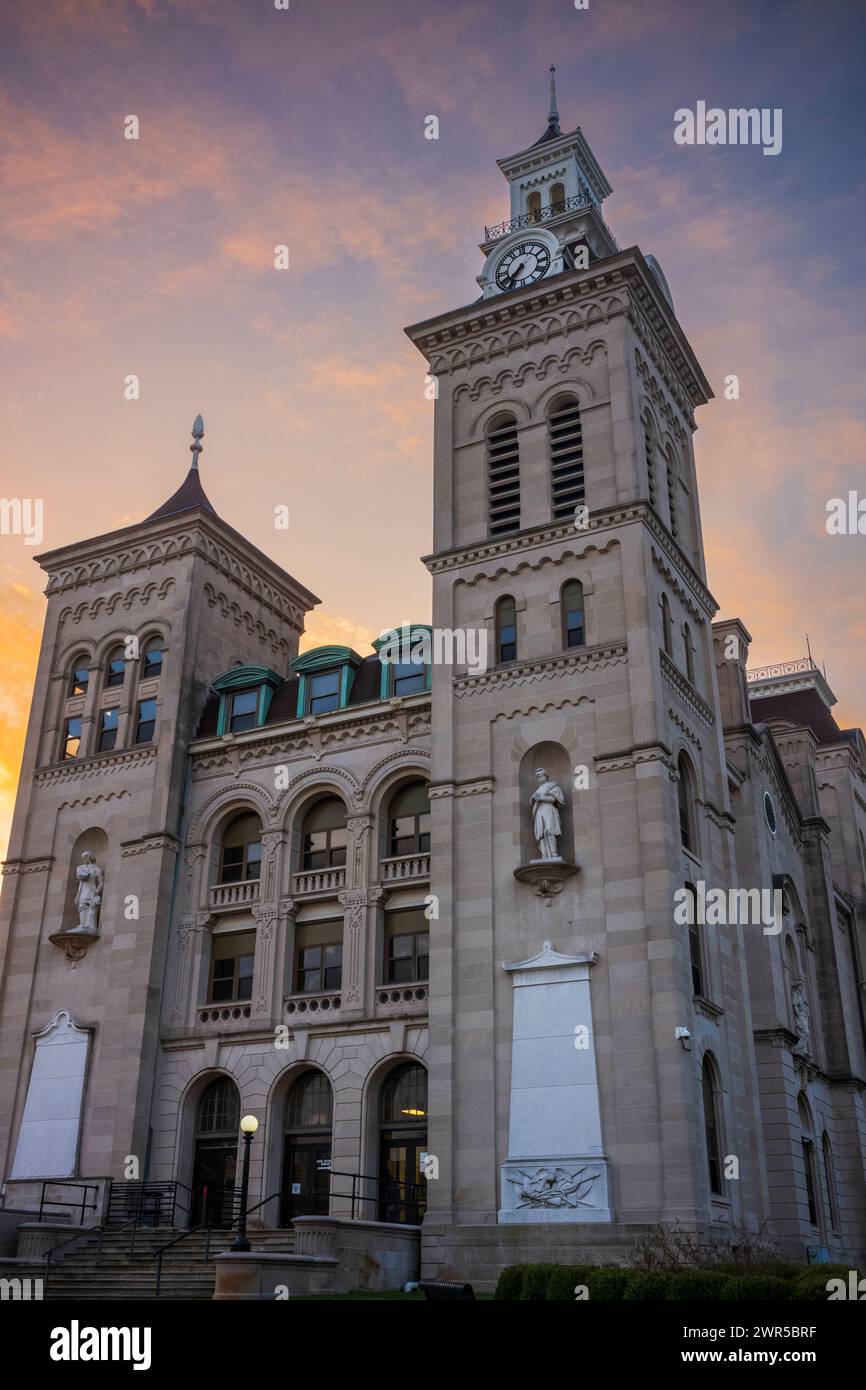 Il tribunale della contea di Knox e il monumento alla guerra civile nel centro di Vincennes, Indiana, sono illumati dall'alba. Il monumento è stato eretto nel 1914, il Foto Stock