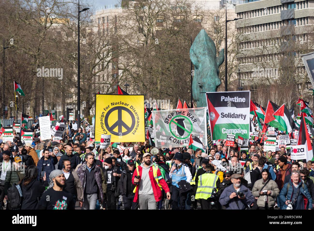 marcia di protesta pro Palestine a Londra, Regno Unito, per protestare contro il conflitto a Gaza e contro l’occupazione e le azioni militari di Israele Foto Stock