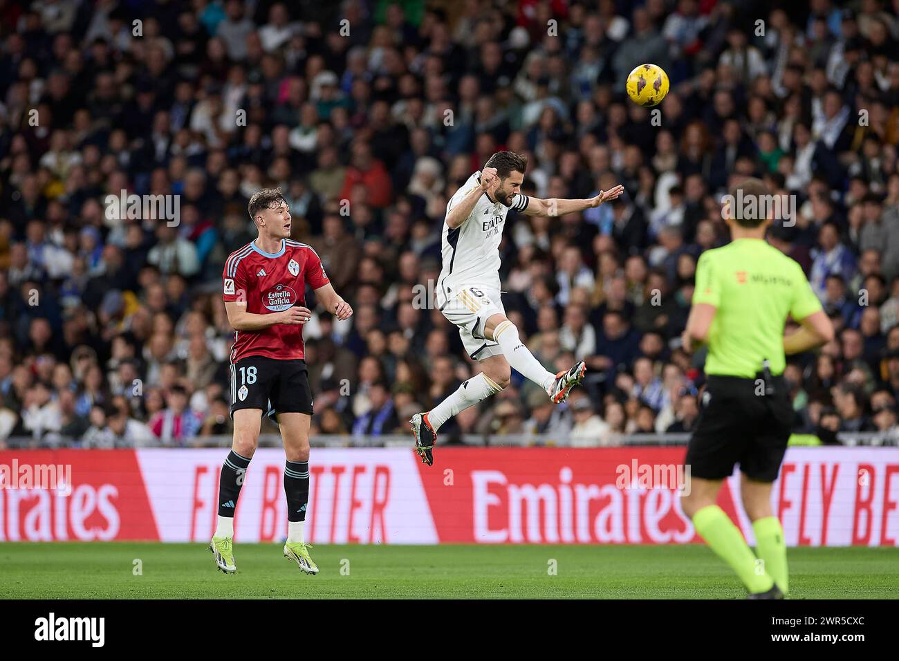 Jose Ignacio Fernandez Iglesias, conosciuto come Nacho Fernandez del Real Madrid CF (R) con Jorgen Strand Larsen del RC Celta de Vigo (L) in azione durante la partita di calcio della Liga settimana 28 tra il Real Madrid CF e il RC Celta de Vigo allo stadio Santiago Bernabeu. Punteggio finale: Real Madrid CF-RC Celta de Vigo 4-0 Foto Stock