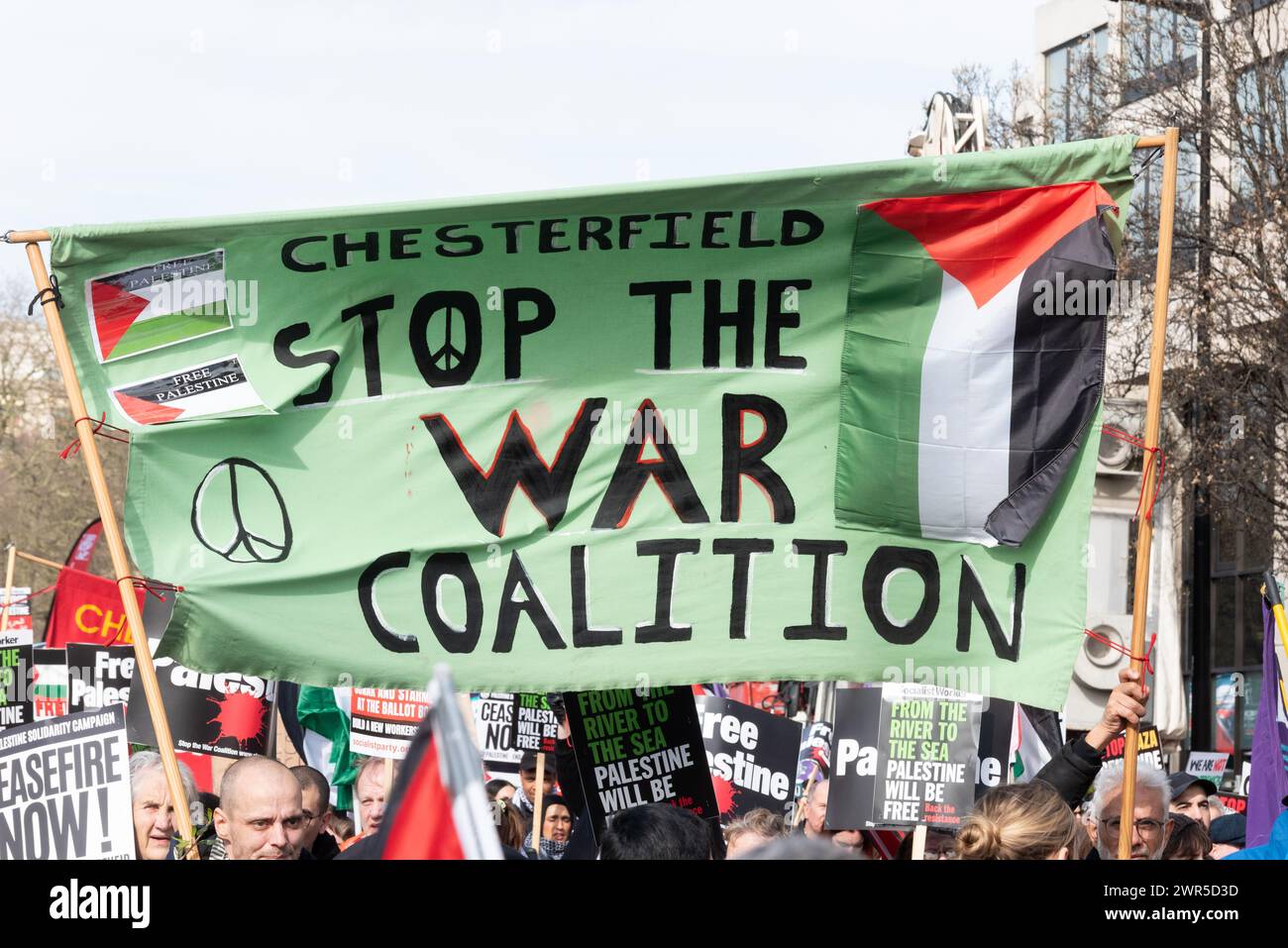 marcia di protesta pro Palestine a Londra, Regno Unito, per protestare contro il conflitto a Gaza e contro l’occupazione israeliana. Chesterfield ferma la coalizione di guerra Foto Stock