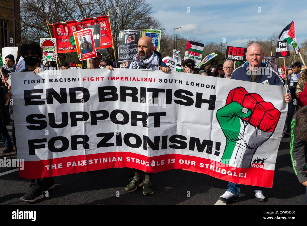 marcia di protesta pro Palestine a Londra, Regno Unito, per protestare contro il conflitto a Gaza e contro l’occupazione israeliana. Porre fine al sostegno britannico al sionismo Foto Stock