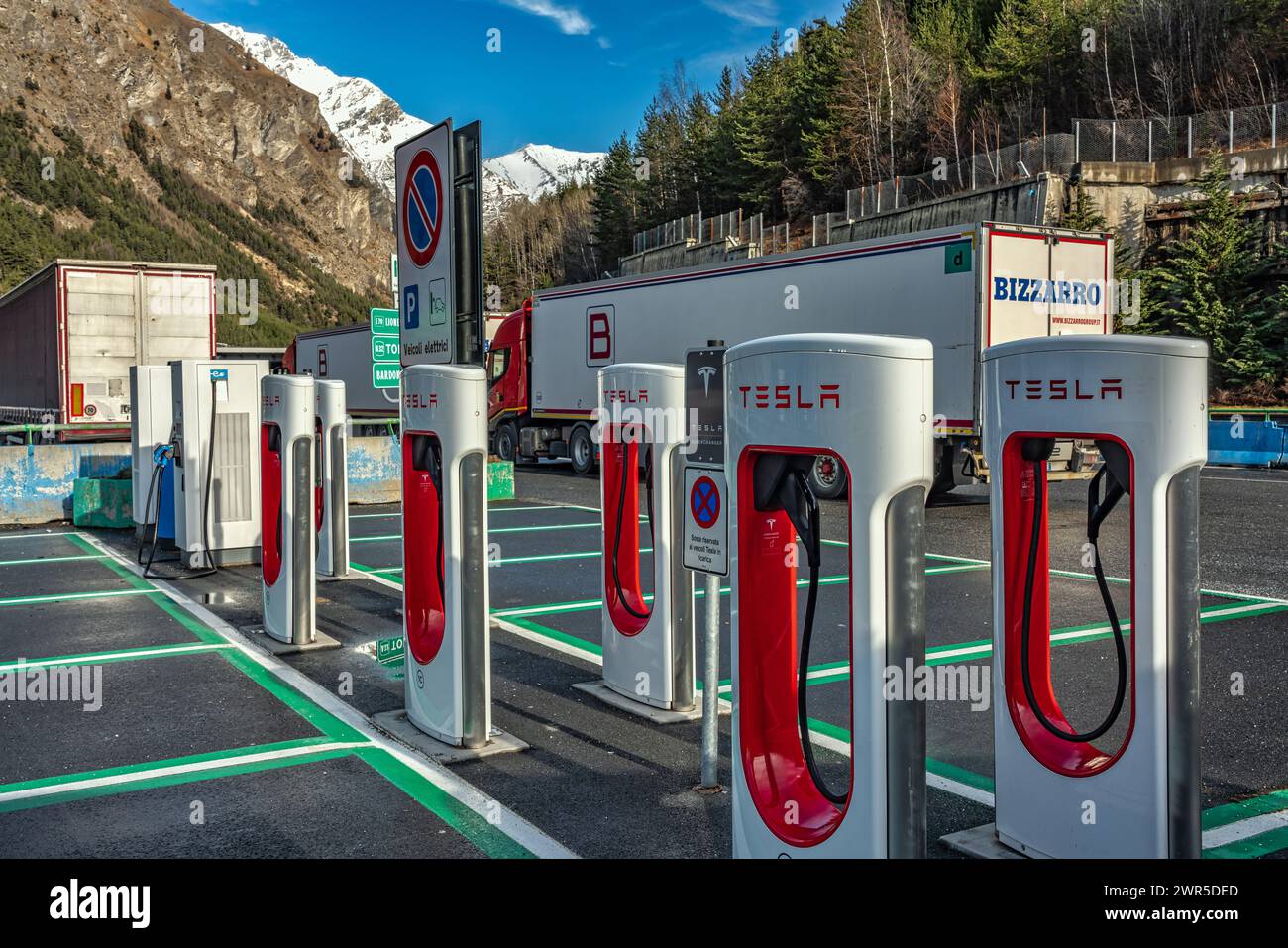 Stazioni di ricarica per auto elettriche Tesla all'ingresso del tunnel del Frejus. Bardonecchia, città metropolitana di Torino, Piemonte, Italia, Europa Foto Stock