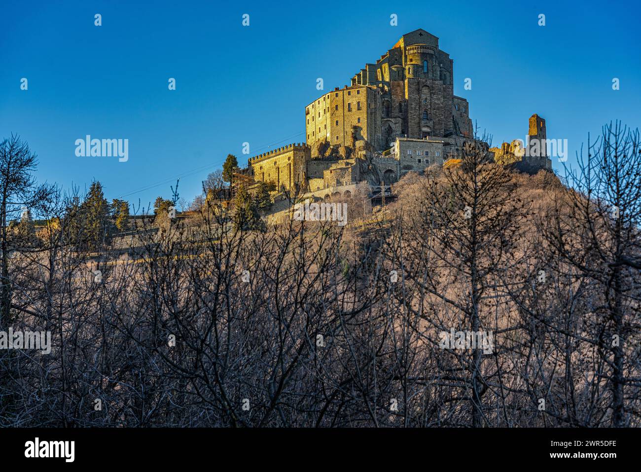 La Sacra di San Michele, un'imponente abbazia che domina l'ingresso della Valle di Susa dalla cima del monte Pirchiriano. Torino, Italia Foto Stock