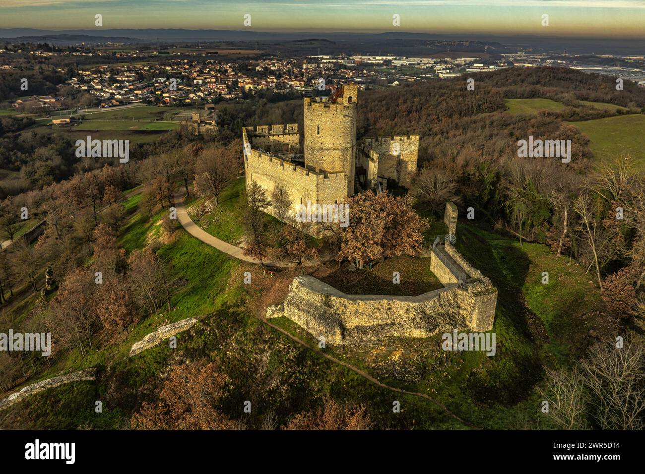 Veduta aerea del castello di Saint-Quentin-Fallavier, una roccaforte sabauda del Delfinato francese, ora in rovina. Monumento storico. Francia Foto Stock