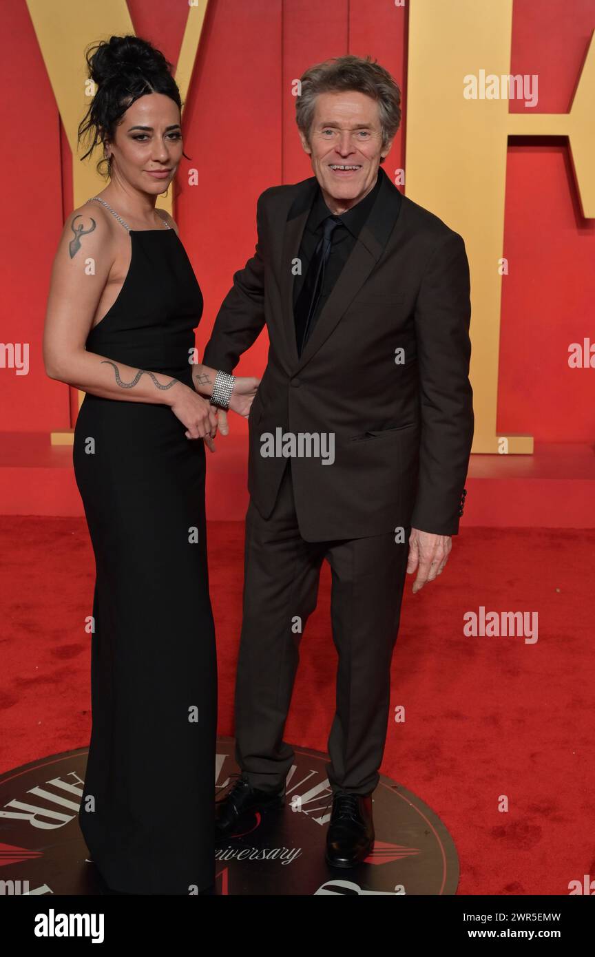 Los Angeles, Stati Uniti. 10 marzo 2024. LOS ANGELES, STATI UNITI. 10 marzo 2024: Willem Dafoe & Giada Colagrande alla 30a Vanity Fair Oscar Party. Crediti fotografici: Paul Smith/Alamy Live News Foto Stock