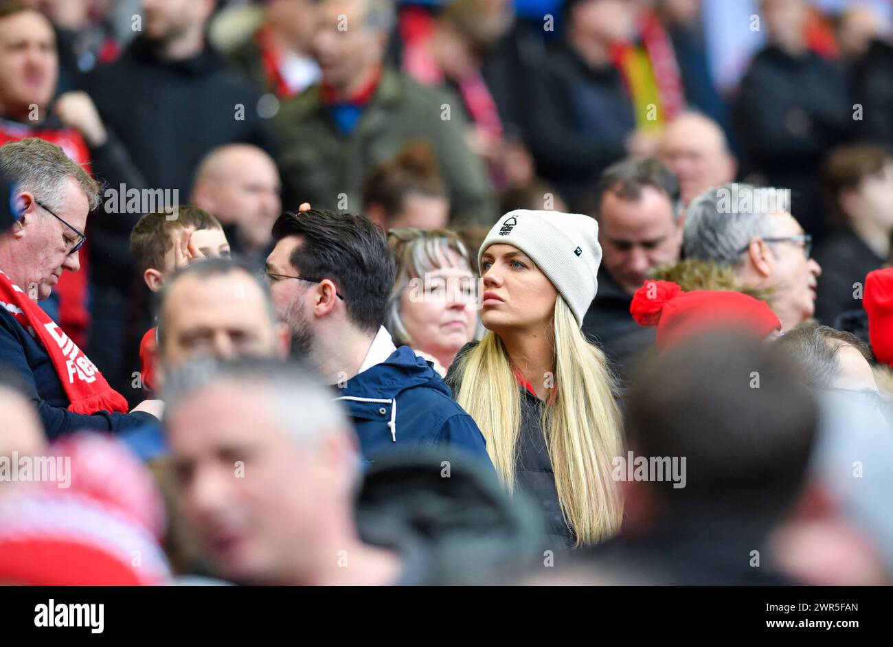 Tifosi del Nottingham Forest durante la partita di Premier League tra Brighton e Hove Albion e Nottingham Forest all'American Express Stadium di Brighton, Regno Unito - 10 marzo 2024. Photo Simon Dack / Telephoto Images solo per uso editoriale. Niente merchandising. Per le immagini di calcio si applicano restrizioni fa e Premier League inc. Non è consentito l'utilizzo di Internet/dispositivi mobili senza licenza FAPL. Per ulteriori dettagli, contattare Football Dataco Foto Stock