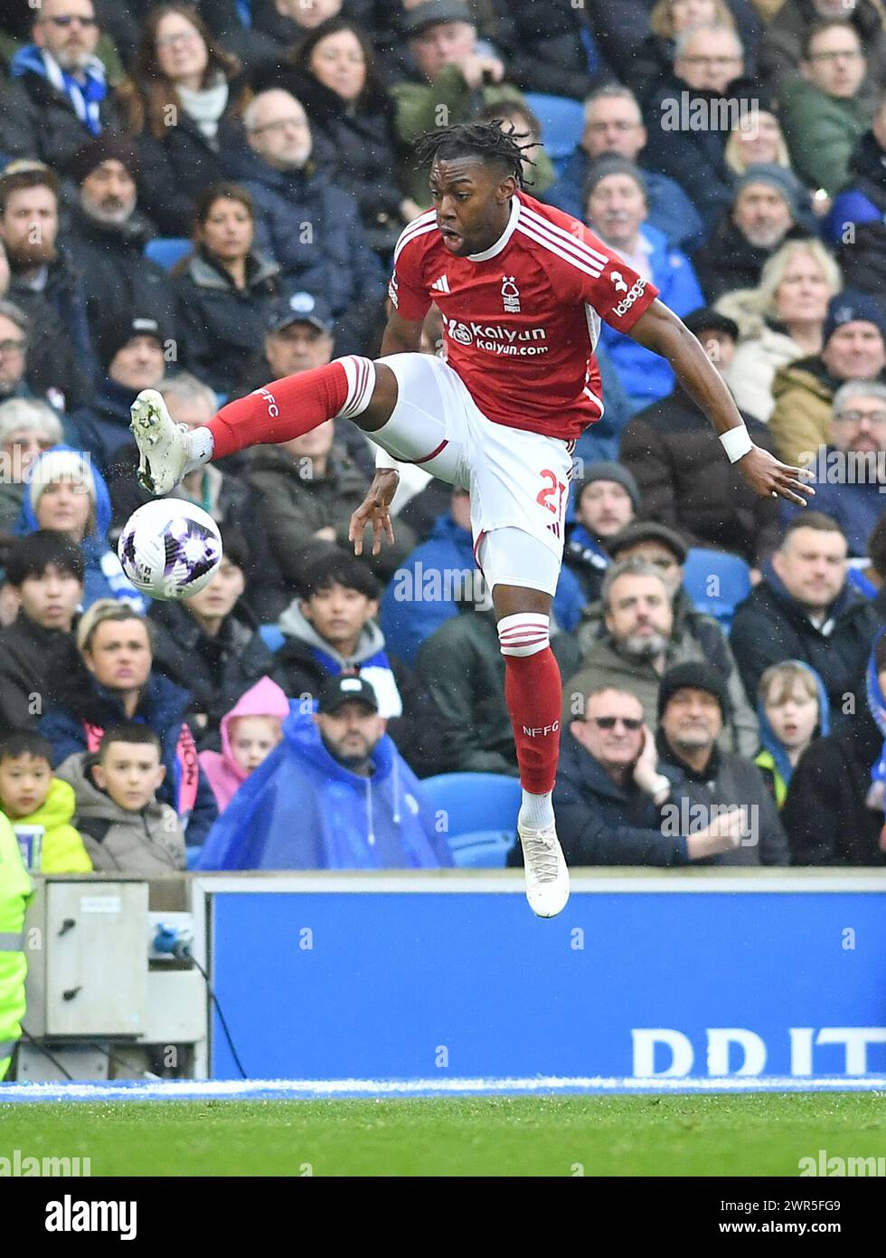 Anthony Elanga del Nottingham Forest durante la partita di Premier League tra Brighton e Hove Albion e Nottingham Forest all'American Express Stadium di Brighton, Regno Unito - 10 marzo 2024. Photo Simon Dack / Telephoto Images solo per uso editoriale. Niente merchandising. Per le immagini di calcio si applicano restrizioni fa e Premier League inc. Non è consentito l'utilizzo di Internet/dispositivi mobili senza licenza FAPL. Per ulteriori dettagli, contattare Football Dataco Foto Stock