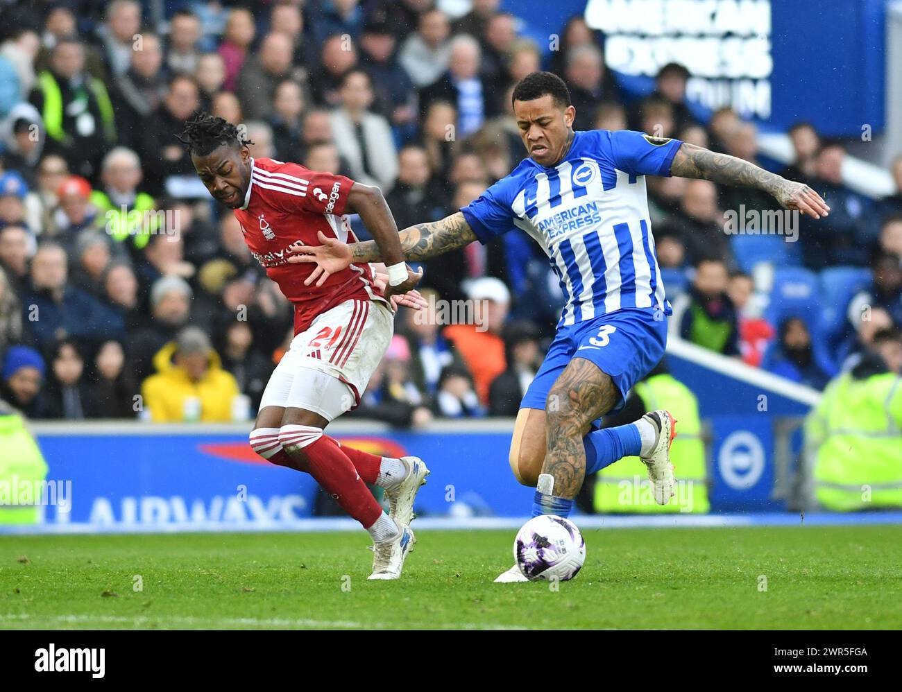 Igor Julio di Brighton combatte contro Anthony Elanga del Nottingham Forest per il ballo durante la partita di Premier League tra Brighton e Hove Albion e Nottingham Forest all'American Express Stadium di Brighton, Regno Unito - 10 marzo 2024. Photo Simon Dack / Telephoto Images solo per uso editoriale. Niente merchandising. Per le immagini di calcio si applicano restrizioni fa e Premier League inc. Non è consentito l'utilizzo di Internet/dispositivi mobili senza licenza FAPL. Per ulteriori dettagli, contattare Football Dataco Foto Stock