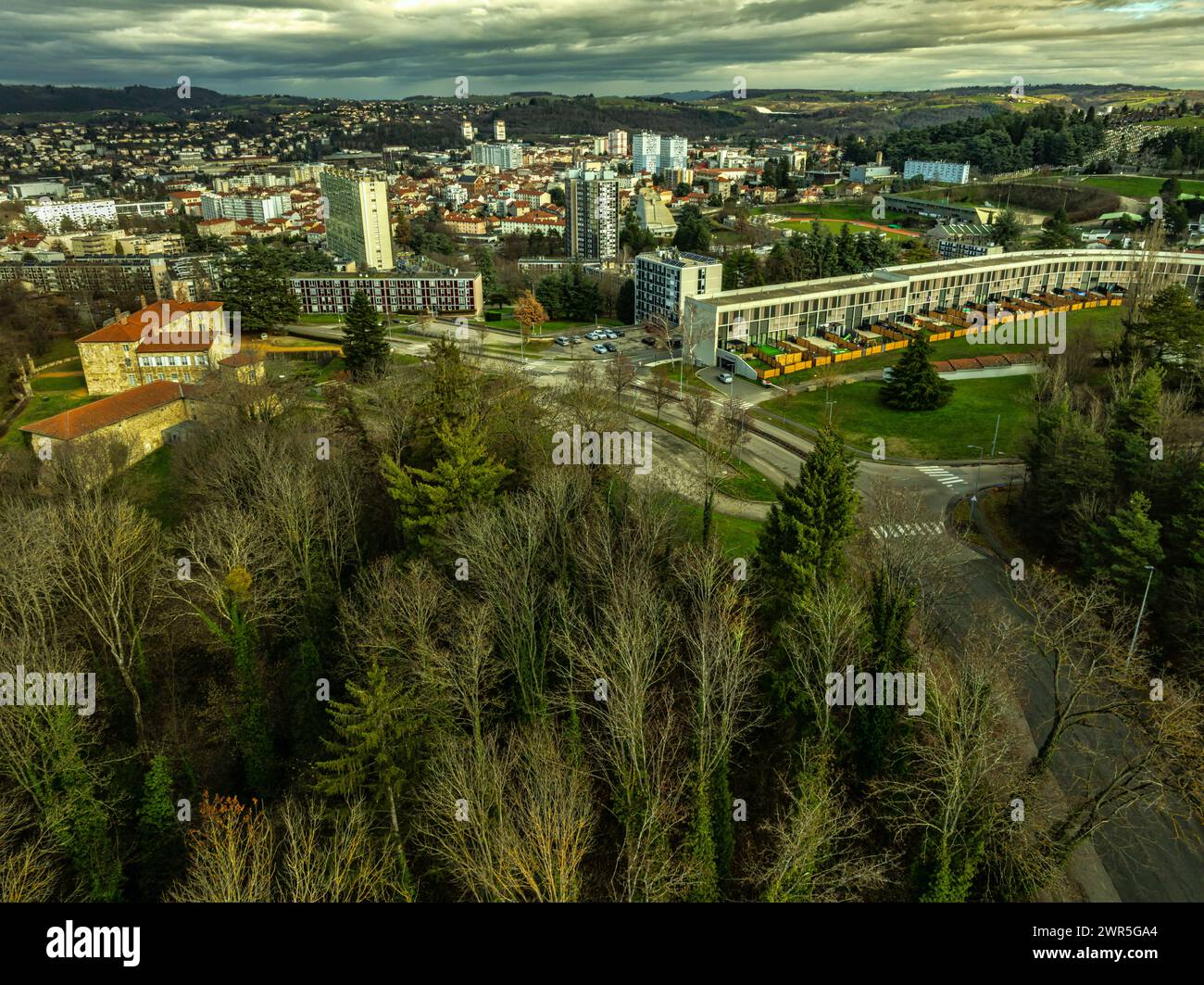 Vista aerea della città di Firminy e del sito le Corbusier di Firminy. Classificato come Patrimonio dell'Umanità. Firminy, Francia Foto Stock