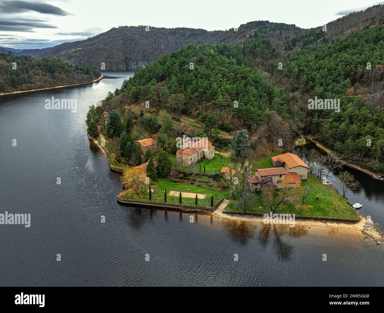 Veduta aerea del piccolo villaggio in miniatura dell'eremo di Val-Jésus nelle Gole della Loira, restaurato ed ora un luogo privato. Francia Foto Stock