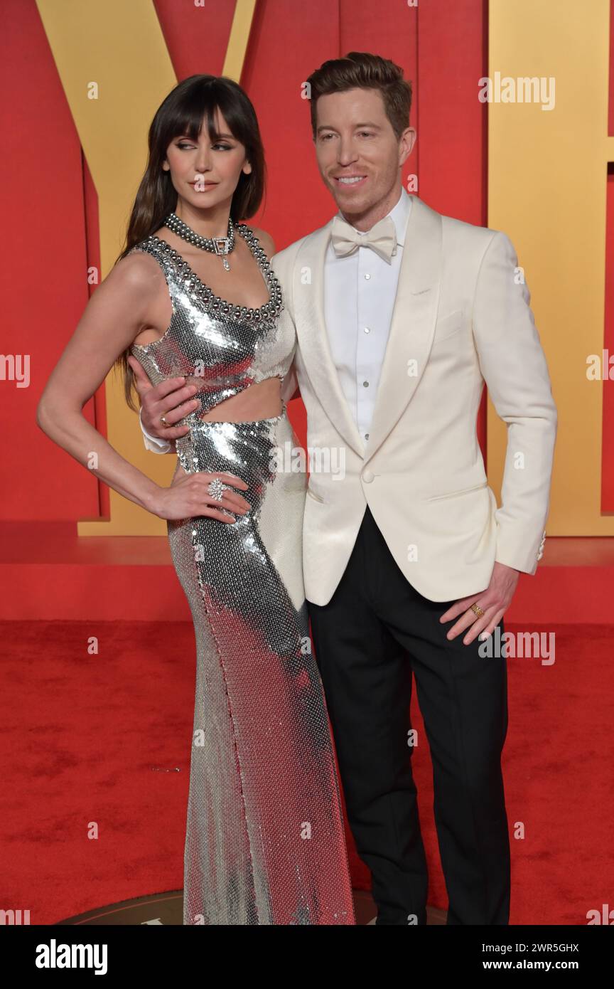 Los Angeles, Stati Uniti. 10 marzo 2024. LOS ANGELES, STATI UNITI. 10 marzo 2024: Nina Dobrev & Shaun White alla 30a Vanity Fair Oscar Party. Crediti fotografici: Paul Smith/Alamy Live News Foto Stock