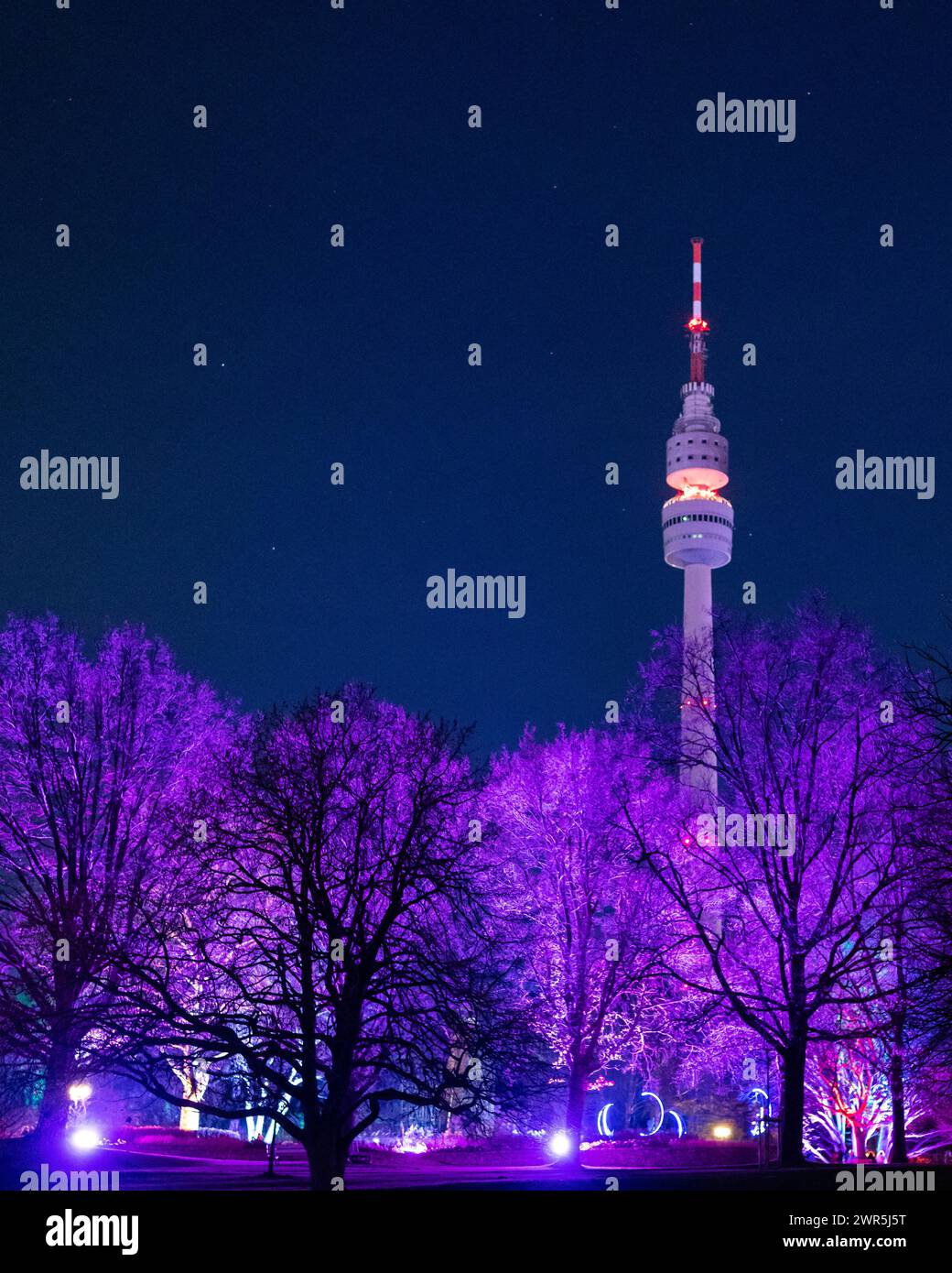 Una vista panoramica di Florianturm a Dortmund, Germania, vista da un parco Foto Stock