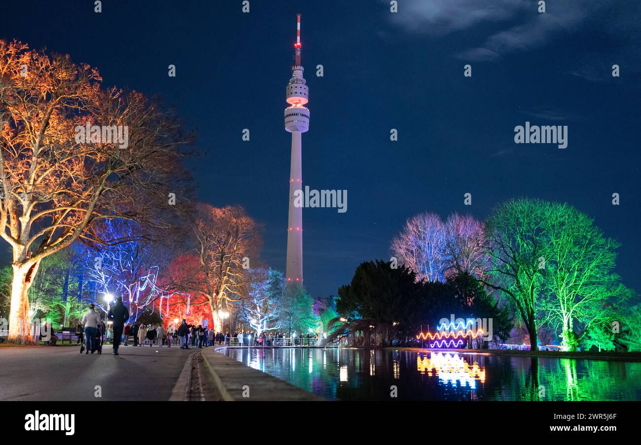 Una vista panoramica di Florianturm a Dortmund, Germania, vista da un parco Foto Stock