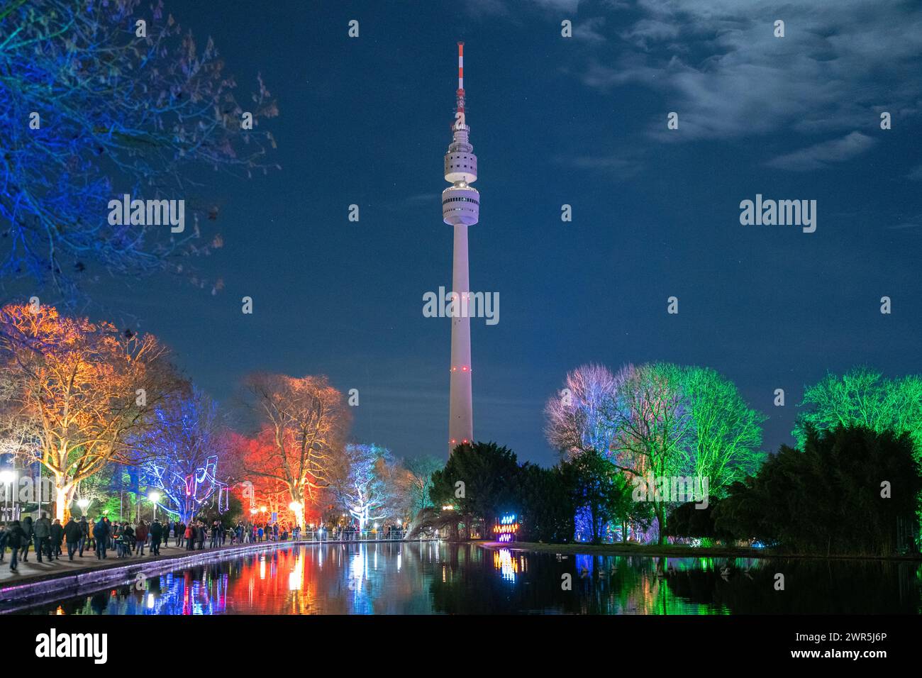 Una vista panoramica di Florianturm a Dortmund, Germania, vista da un parco Foto Stock