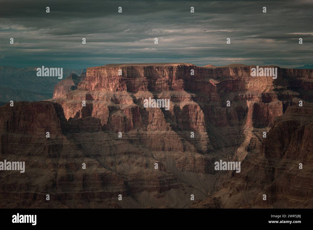 Vista panoramica del Grand Canyon in una giornata nuvolosa Foto Stock