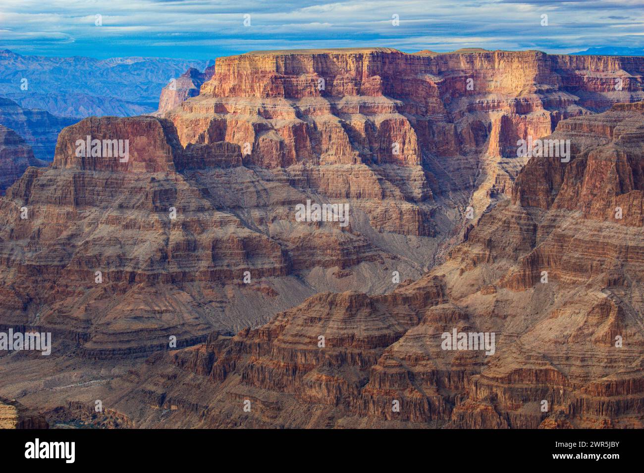 Vista panoramica del Grand Canyon in una giornata nuvolosa Foto Stock