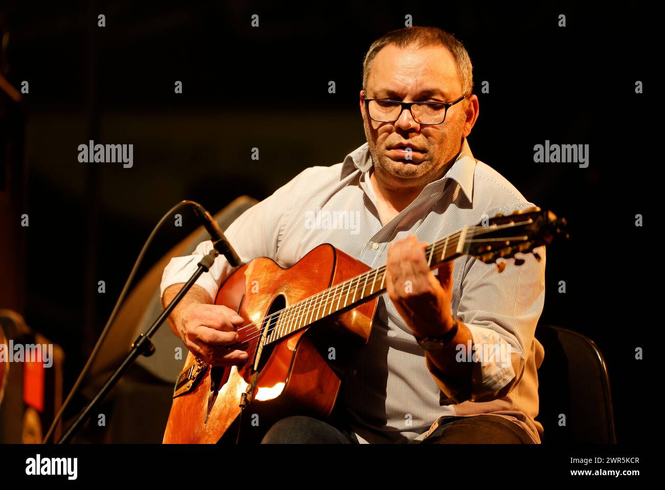 Biréli Lagrène chitarrista jazz francese e compositore di origine gitana in concerto durante il festival Éclats d'Email Jazz Édition all'Opera di Limoges. Lim Foto Stock