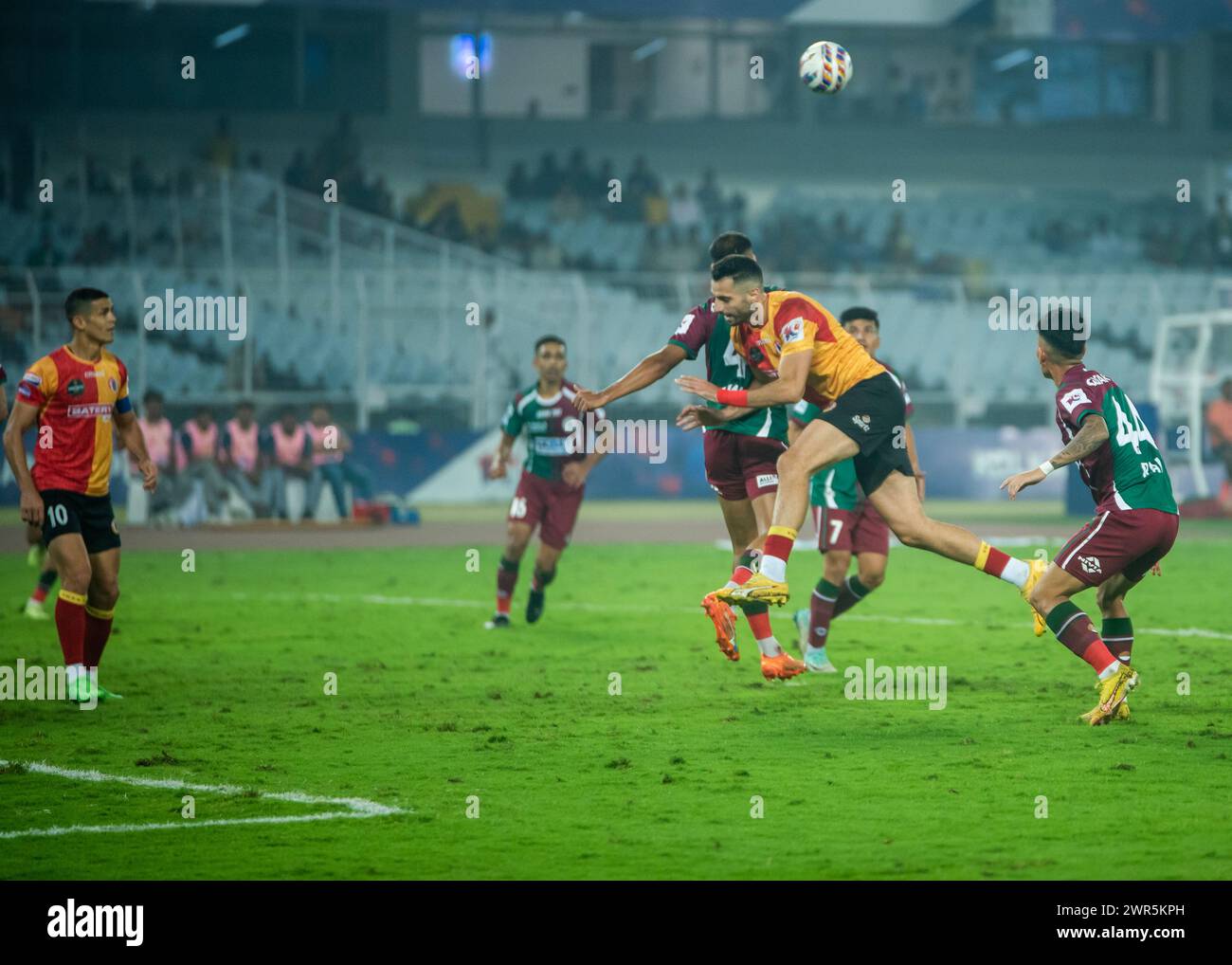 Kolkata, India. 11 marzo 2024. Il Mohunbagan Super Giant (MBSG) batte la squadra di calcio dell'East Bengal (EBFC) nella ISL (Indian Super League-2024) con un margine di 3-1 nello stadio Salt Lake. Jason Cummings, Liston Colaco e Dimitrios Petratos segnarono per MBSG mentre Saúl Crespo ridusse il margine per EBFC. (Foto di Amlan Biswas/Pacific Press) credito: Pacific Press Media Production Corp./Alamy Live News Foto Stock