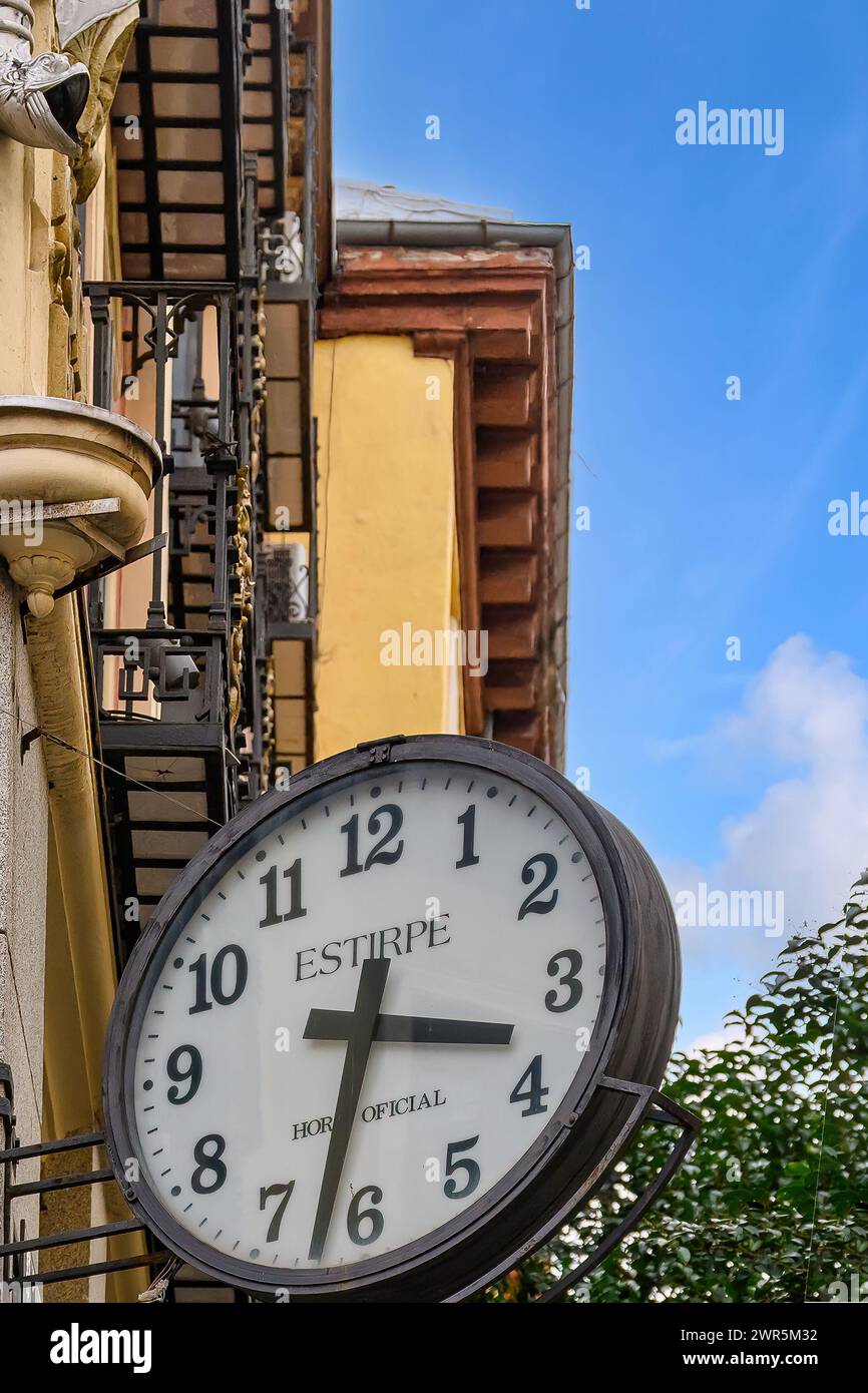 Orologio, marchio Estirpe. Posada del Peine. Architettura e caratteristiche architettoniche a Madrid, Spagna Foto Stock