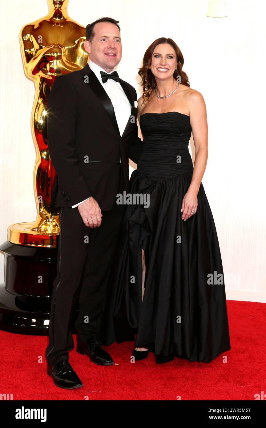 Johnnie Burn mit Begleitung bei der Oscar Verleihung 2024 / 96° Annual Academy Awards in Dolby Theatre. Los Angeles, 10.03.2024 Foto Stock