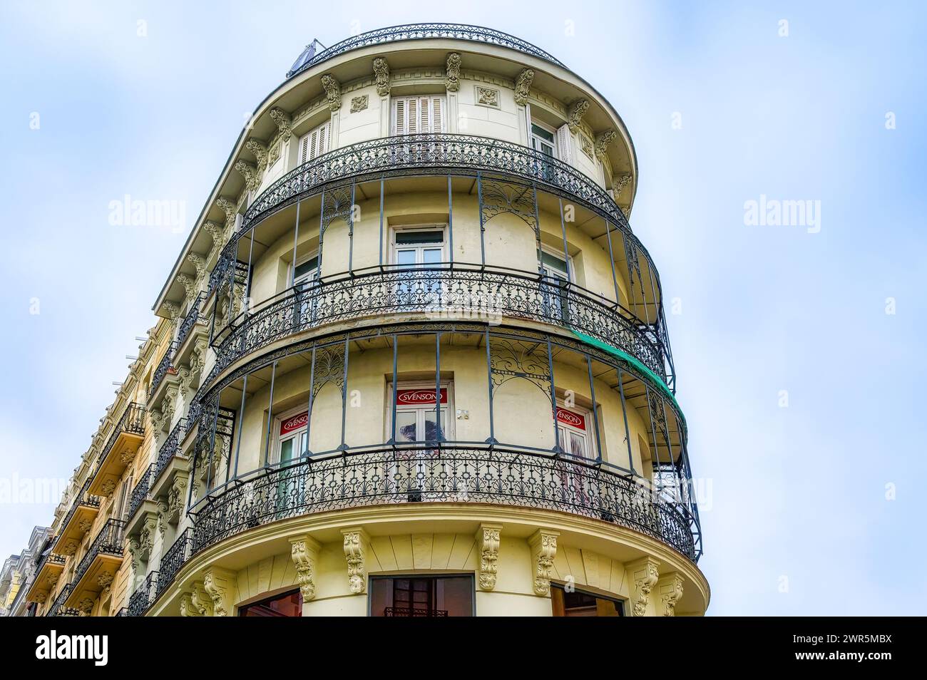 Angolo semicircolare di un edificio. Architettura e caratteristiche architettoniche a Madrid, Spagna Foto Stock