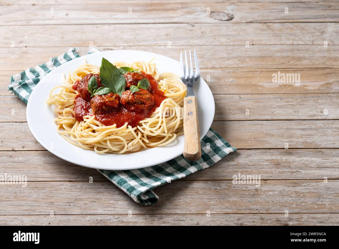 Spaghetti con polpette su un tavolo di legno Foto Stock