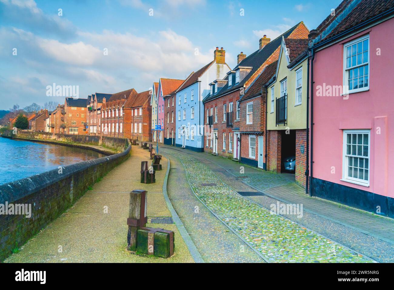 Edifici e case colorate a Norwich, Regno Unito, lungo il fiume Wensum Foto Stock