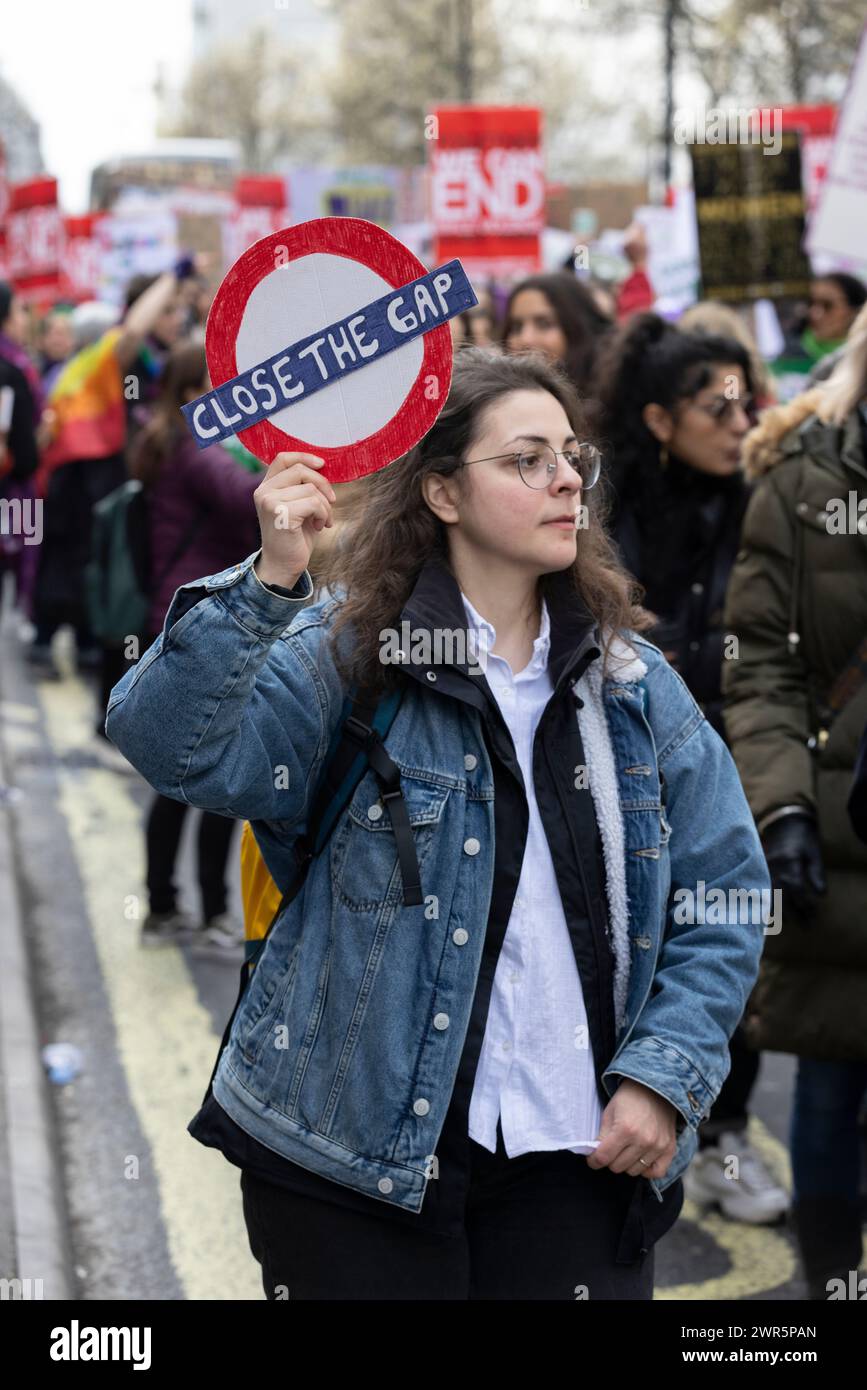 Million Women Rise 2024 ha organizzato una marcia contro la violenza maschile sabato 08 marzo in concomitanza con la giornata internazionale della donna. Foto Stock
