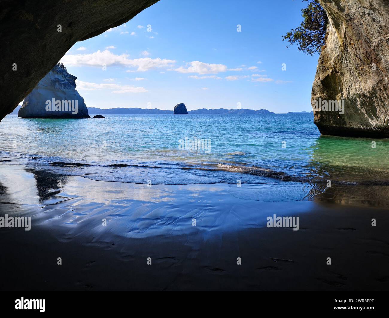 Una grotta con vista sull'oceano sereno. Cathedral Cove, nuova Zelanda Foto Stock