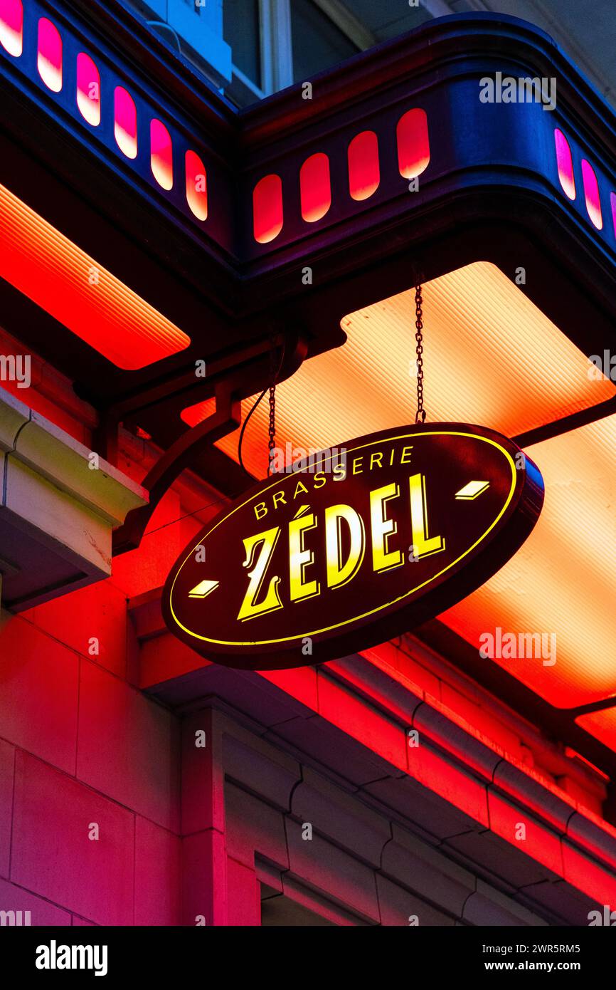 Cartello illuminato per Brasserie Zedel, bar art deco, ristorante e cabaret, Piccadilly Circus, Londra, Inghilterra Foto Stock
