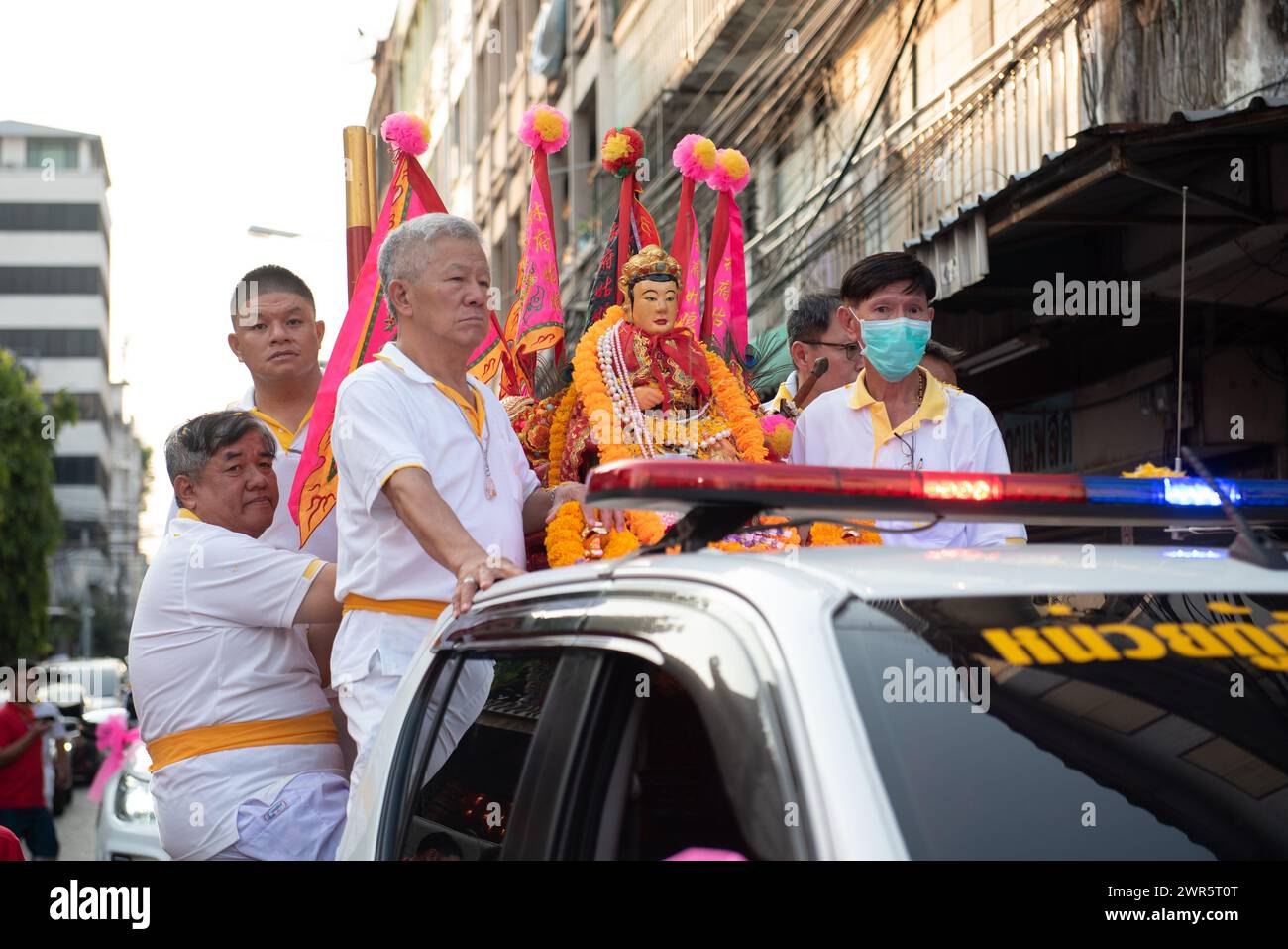 Bangkok, Thailandia. 10 marzo 2024. I credenti sfilano una statua replica del dio Chao Mae Lim Ko Niao, una divinità e oggetto sacro che la gente rispetta di fronte alla Fondazione Poh Teck Tung a Bangkok il 10 marzo 2024. (Foto di Teera Noisakran/Pacific Press) credito: Pacific Press Media Production Corp./Alamy Live News Foto Stock