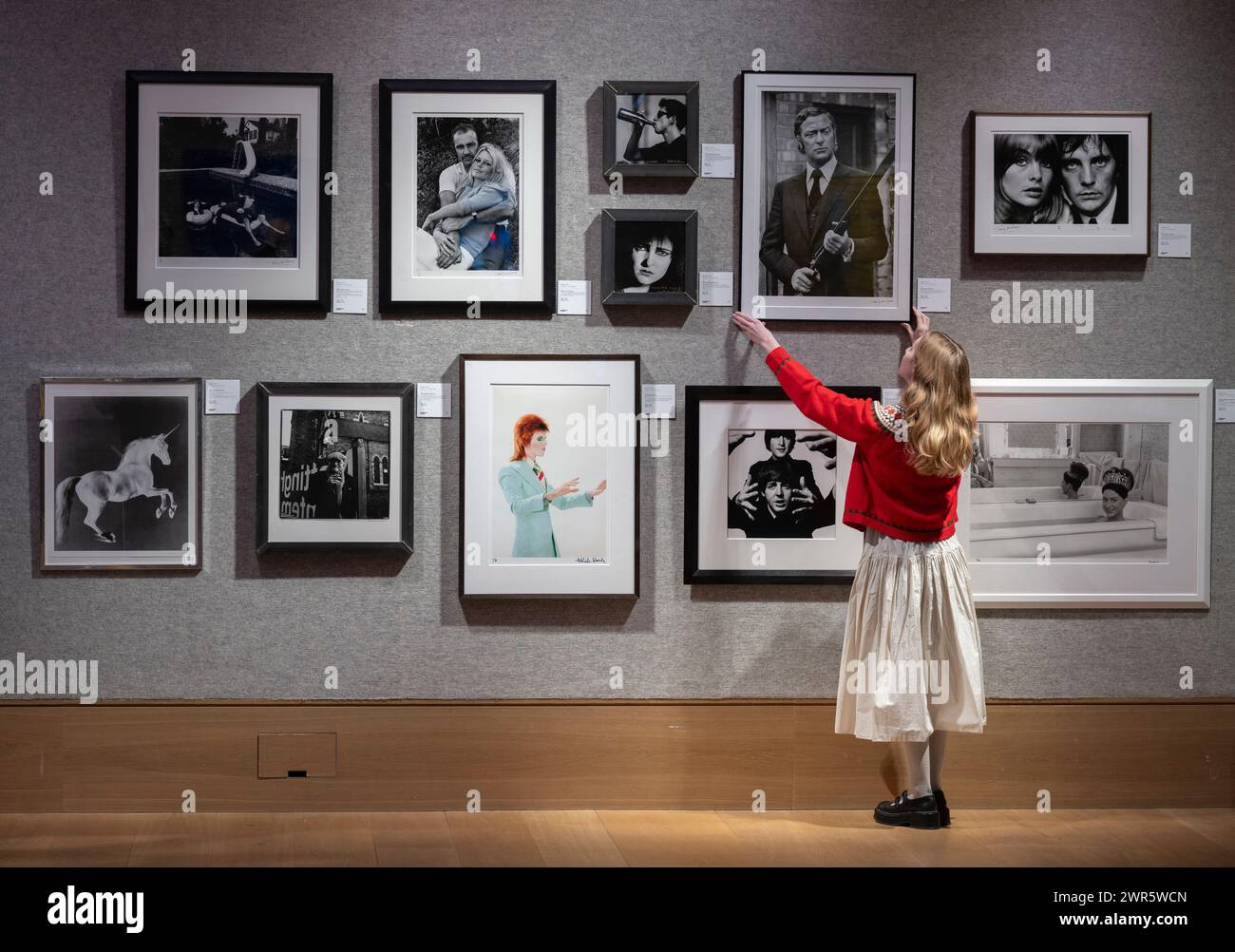 Bonhams, Londra, Regno Unito. 11 marzo 2024. Inglese. Fantastico. l'anteprima delle vendite all'asta riunisce una serie di opere d'arte, stampe, moda, fotografie e cimeli della cultura popolare. Crediti: Malcolm Park/Alamy Live News Foto Stock