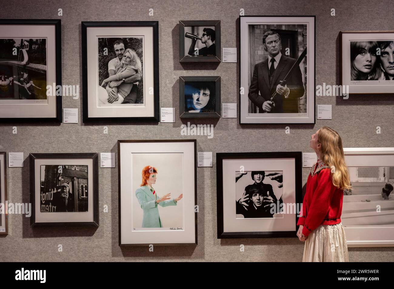 Bonhams, Londra, Regno Unito. 11 marzo 2024. Inglese. Fantastico. l'anteprima delle vendite all'asta riunisce una serie di opere d'arte, stampe, moda, fotografie e cimeli della cultura popolare. Crediti: Malcolm Park/Alamy Live News Foto Stock