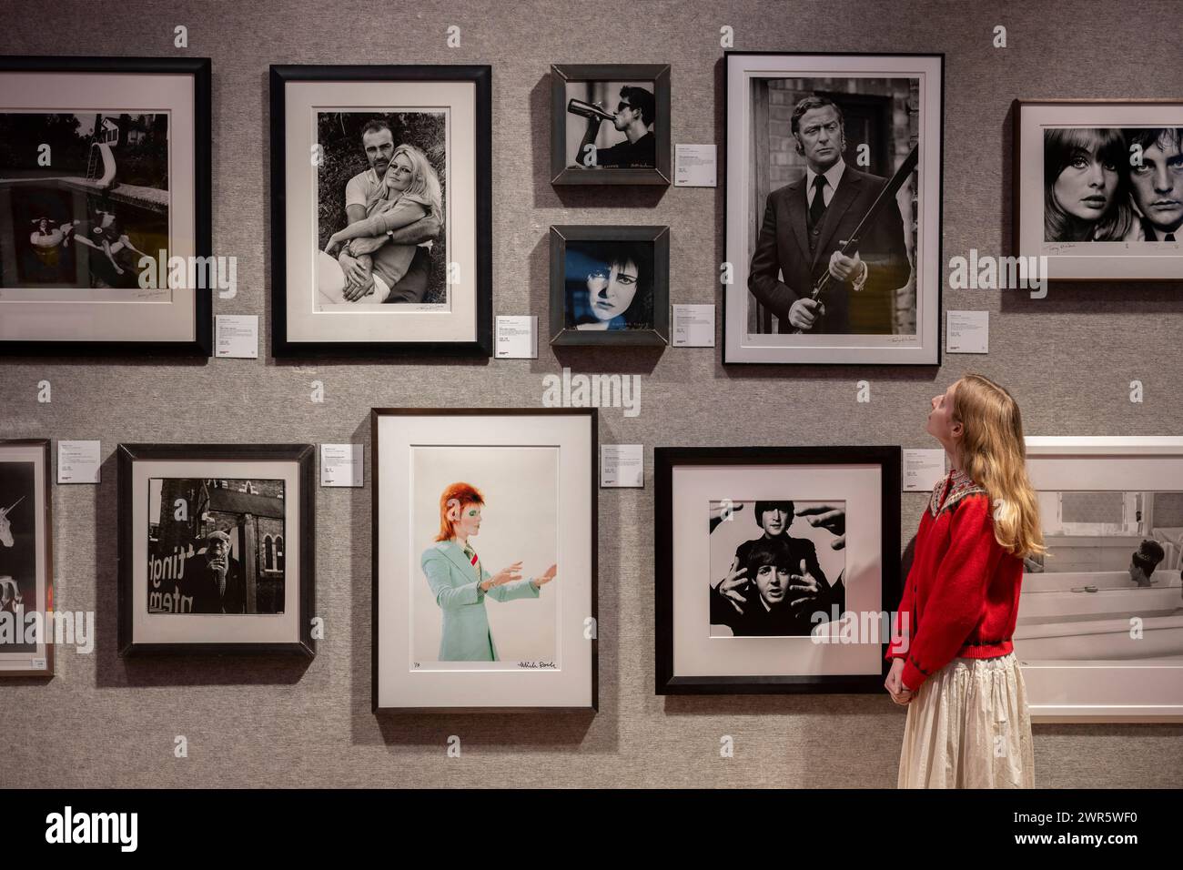 Bonhams, Londra, Regno Unito. 11 marzo 2024. Inglese. Fantastico. l'anteprima delle vendite all'asta riunisce una serie di opere d'arte, stampe, moda, fotografie e cimeli della cultura popolare. Crediti: Malcolm Park/Alamy Live News Foto Stock