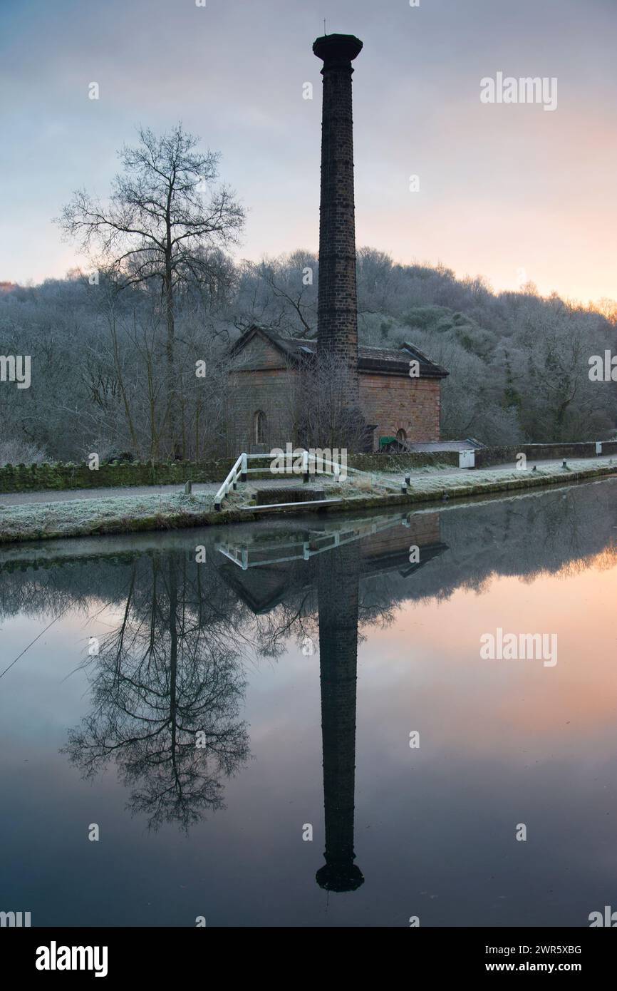 28/12/16 dopo una notte fredda, il gelo circonda Leawood Pump House all'alba sul canale Cromford nel Derbyshire Peak District. La pompa con esso Foto Stock