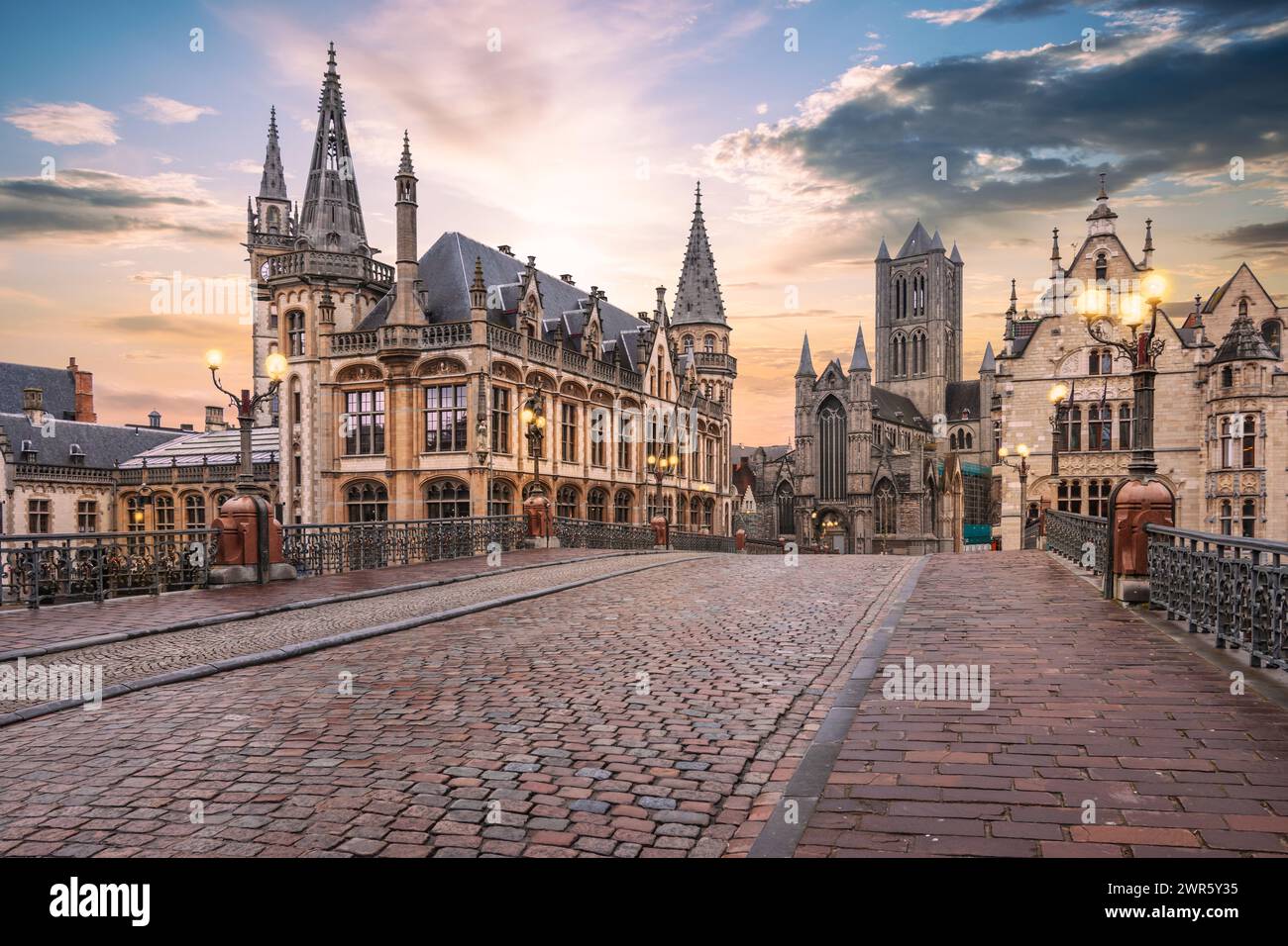 Città di Gand al tramonto. Strada acciottolata ed edifici storici in Belgio. Foto Stock