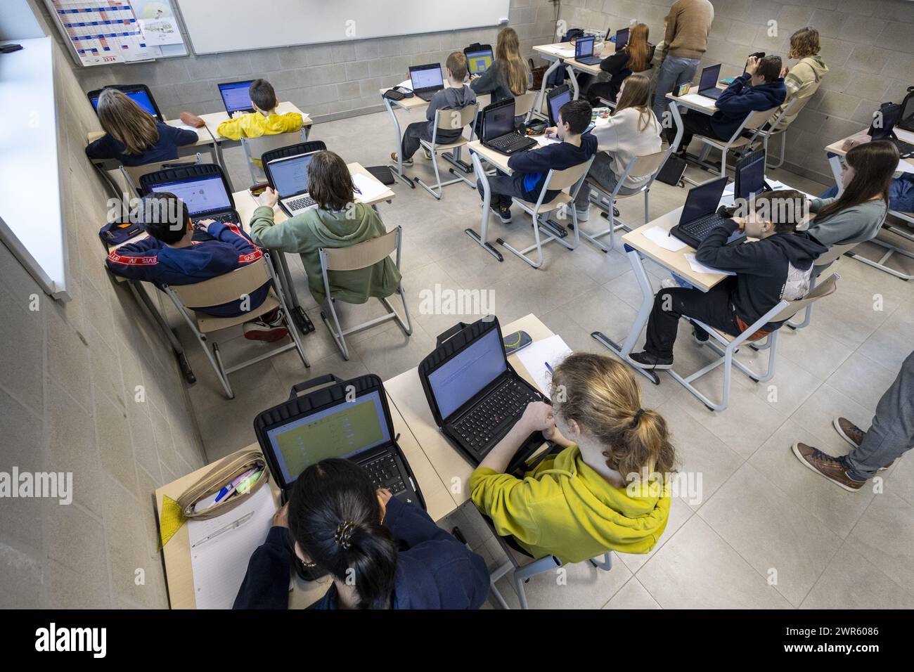 Londerzeel, Belgio. 11 marzo 2024. Gli studenti partecipano al test introduttivo dei test fiamminghi durante il lancio della nuova campagna 'We Go for Better Education', presso la scuola secondaria Virgo Sapiens di Londerzeel, lunedì 11 marzo 2024. A partire da oggi, 148.000 studenti sosterranno la prova introduttiva in preparazione alle prove fiamminghe. Tutti gli alunni del quarto anno e tutti gli alunni della scuola secondaria del secondo anno possono imparare a lavorare con la piattaforma di test grazie a questo test introduttivo con domande di pratica. BELGA FOTO NICOLAS MAETERLINCK credito: Belga News Agency/Alamy Live News Foto Stock