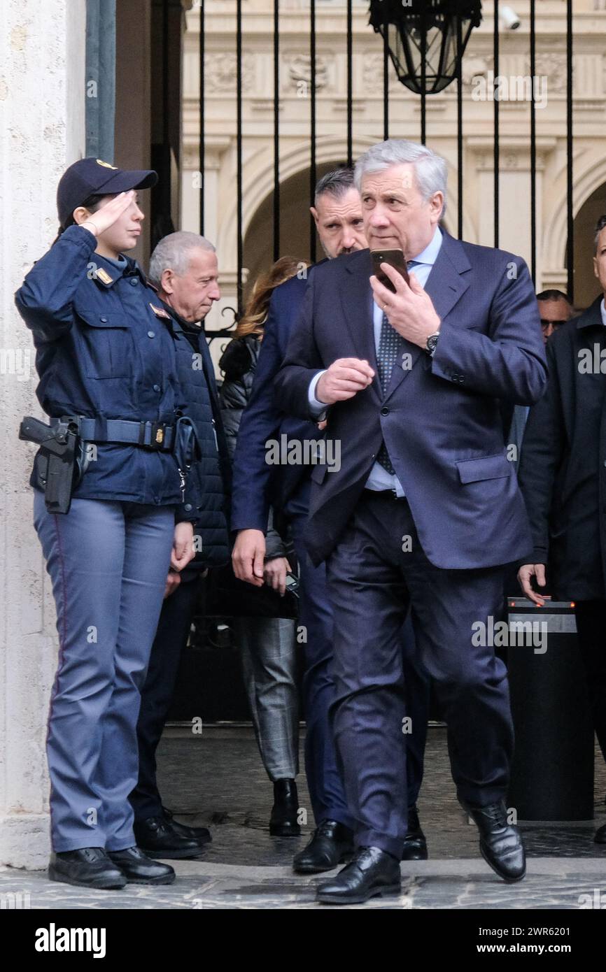 Il Ministro degli esteri Antonio Tajani segretario di forza Italia FI commenta il risultato delle elezioni nella regione Abruzzo che ha visto il prevalere della coalizione di centro destra in un punto stampa convocato all'esterno di Palazzo Chigi in una piovosa Piazza colonna a Roma, Lunedì 11 marzo 2024 (foto Mauro Scrobogna/LaPresse) il Ministro degli Esteri Antonio Tajani, segretario di forza Italia FI, commenta il risultato delle elezioni in Abruzzo che hanno visto la prevalenza della coalizione di centro-destra in un punto stampa convocato fuori Palazzo Chigi in una piovosa Piazza colonna in Foto Stock