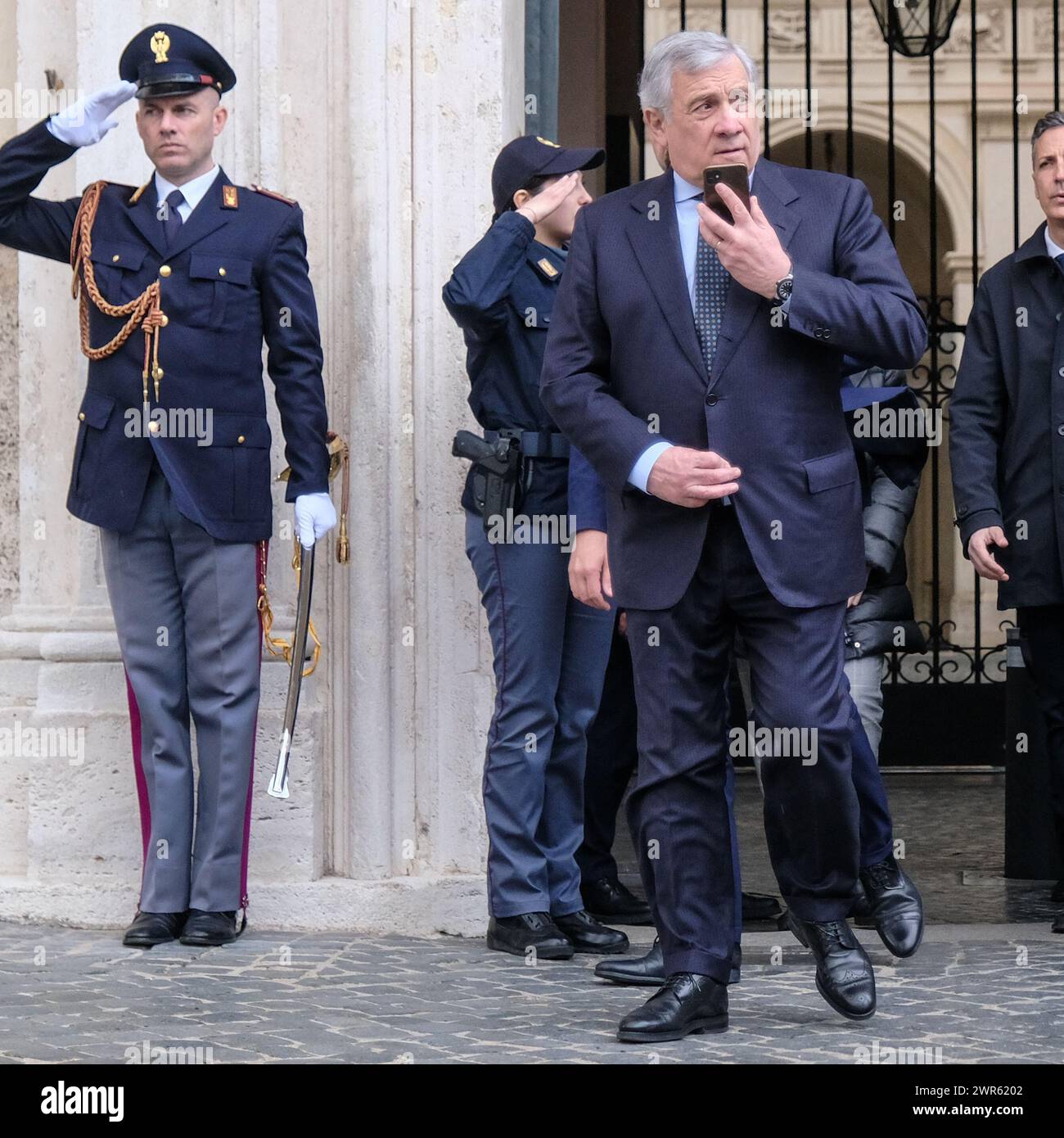 Il Ministro degli esteri Antonio Tajani segretario di forza Italia FI commenta il risultato delle elezioni nella regione Abruzzo che ha visto il prevalere della coalizione di centro destra in un punto stampa convocato all'esterno di Palazzo Chigi in una piovosa Piazza colonna a Roma, Lunedì 11 marzo 2024 (foto Mauro Scrobogna/LaPresse) il Ministro degli Esteri Antonio Tajani, segretario di forza Italia FI, commenta il risultato delle elezioni in Abruzzo che hanno visto la prevalenza della coalizione di centro-destra in un punto stampa convocato fuori Palazzo Chigi in una piovosa Piazza colonna in Foto Stock