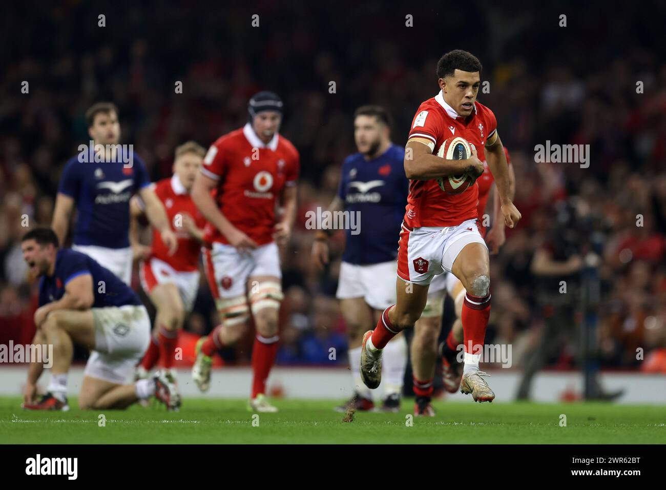 Cardiff, Regno Unito. 10 marzo 2024. Rio Dyer del Galles si allontana per segnare la sua prima meta. Partita del campionato del Guinness Six Nations 2024, Galles contro Francia al Principality Stadium di Cardiff domenica 10 marzo 2024. foto di Andrew Orchard/Andrew Orchard Sports Photography/ Alamy Live News Credit: Andrew Orchard Sports Photography/Alamy Live News Foto Stock