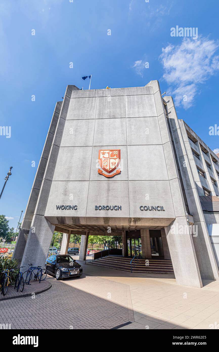 Uffici civici moderni con stemma e auto sindaco dell'autorità locale in bancarotta, Woking Borough Council, Gloucester Square, centro di Woking, Surrey Foto Stock