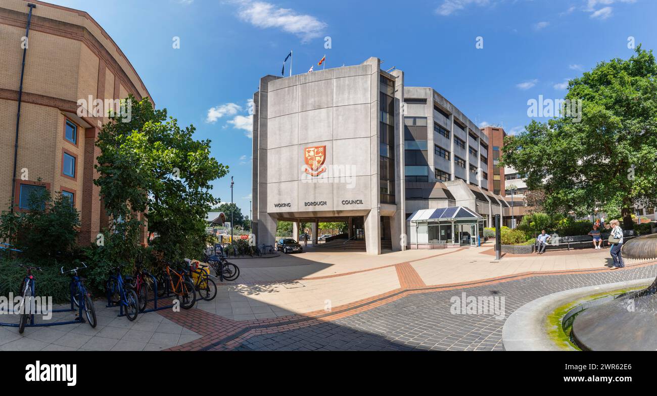 Moderni uffici civica di autorità locali, Woking Borough consiglio, Gloucester Square, il centro della città di Woking, Surrey, Inghilterra sudorientale, REGNO UNITO Foto Stock