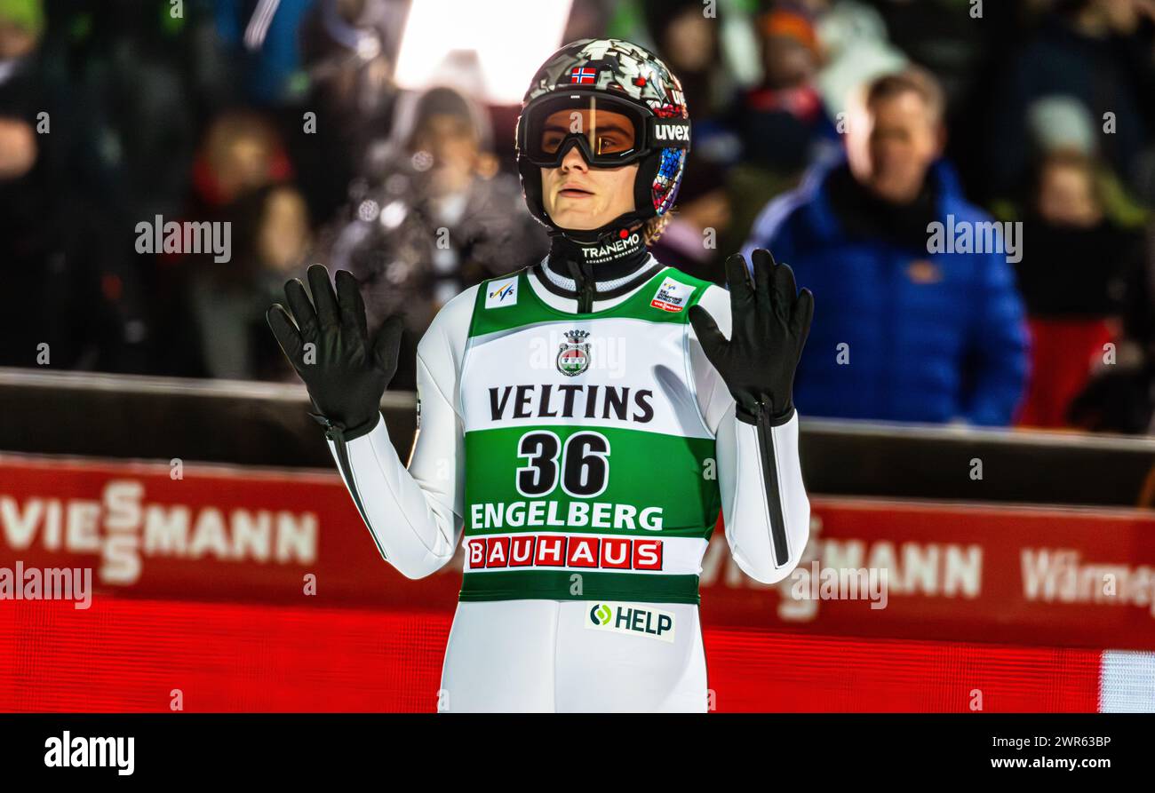 Viessmann Skispringen Weltcup Engelberg, Frauen: Der norwegische Skispringer Marius Lindvik nach seinem sprung im Finallauf. Er landet auf dem zweiten Foto Stock