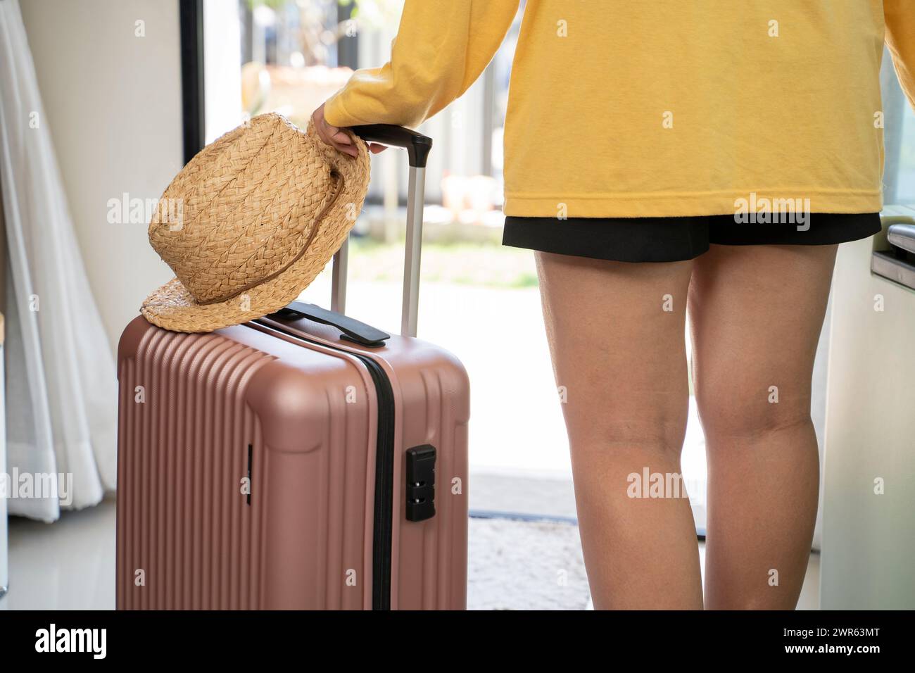 Giovane donna asiatica con valigia in tempo di vacanza. Foto Stock