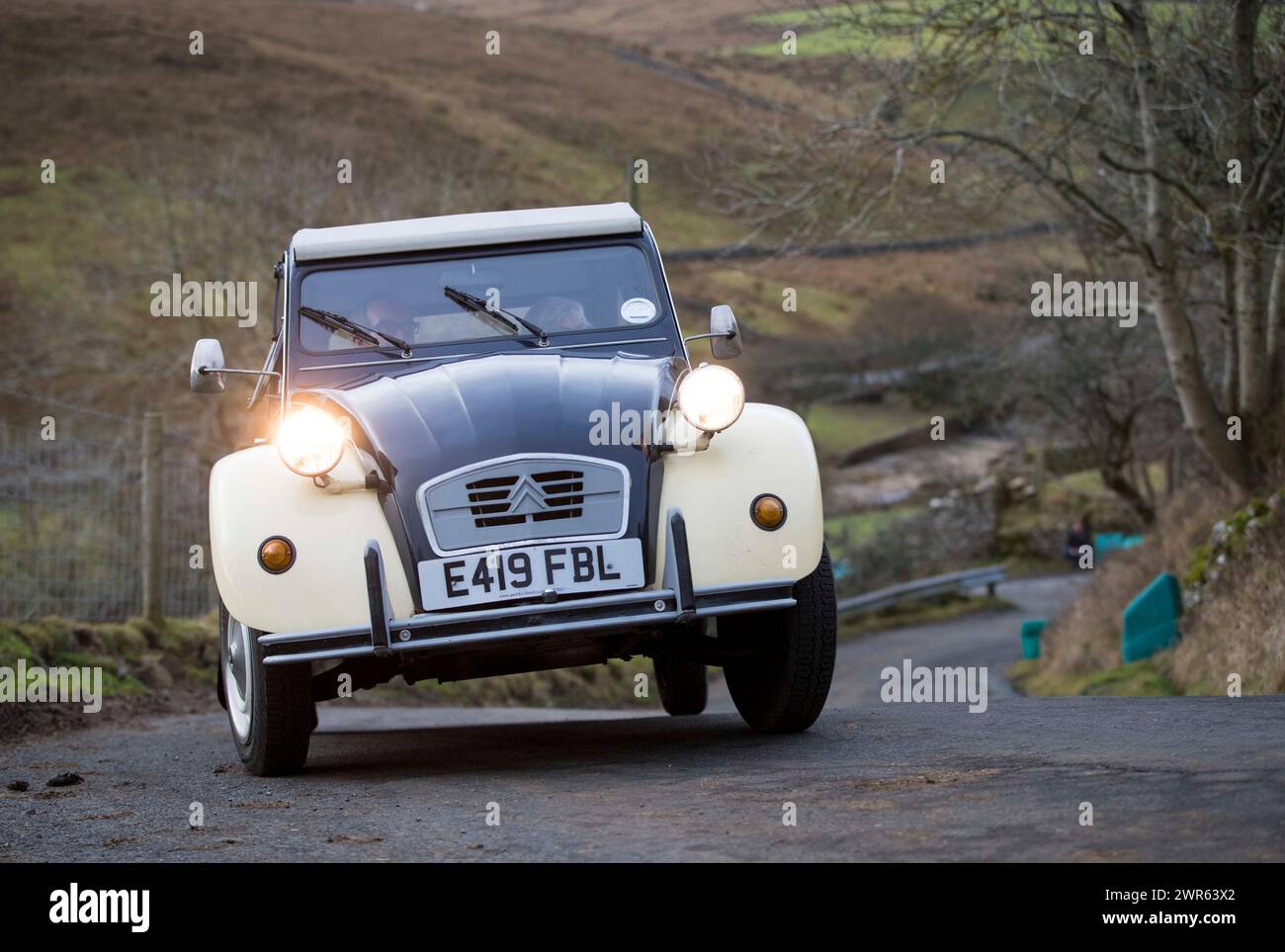 06/01/19 quaranta classici Citroen 2CV si fanno strada sulle brughiere dello Yorkshire partecipando all'annuale 'RAID Tan Hill' che vede la piccola 60 Foto Stock