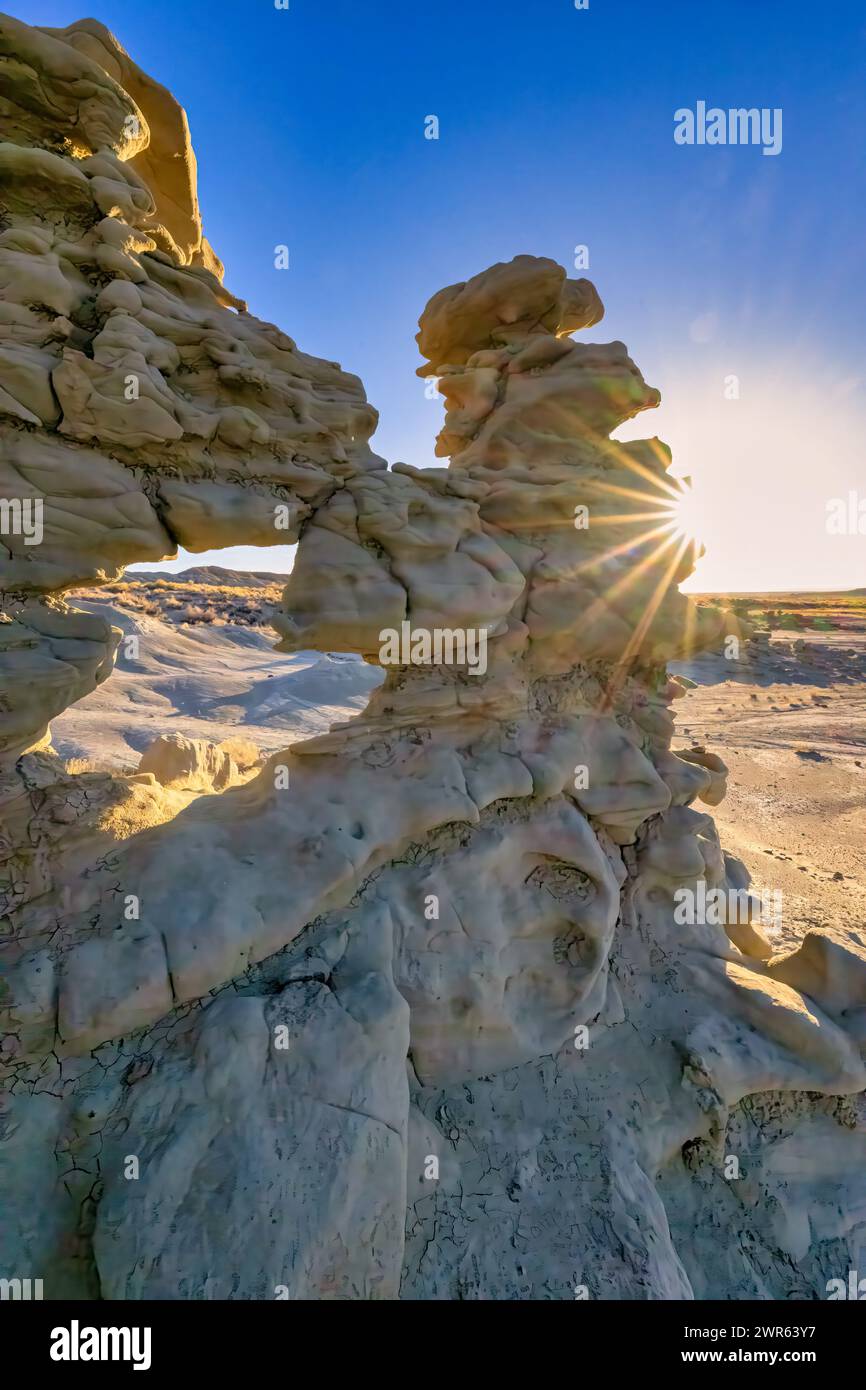 Una formazione rocciosa torreggiante con raggi del sole che brillano sopra: Il Fantasy Canyon nello Utah Foto Stock