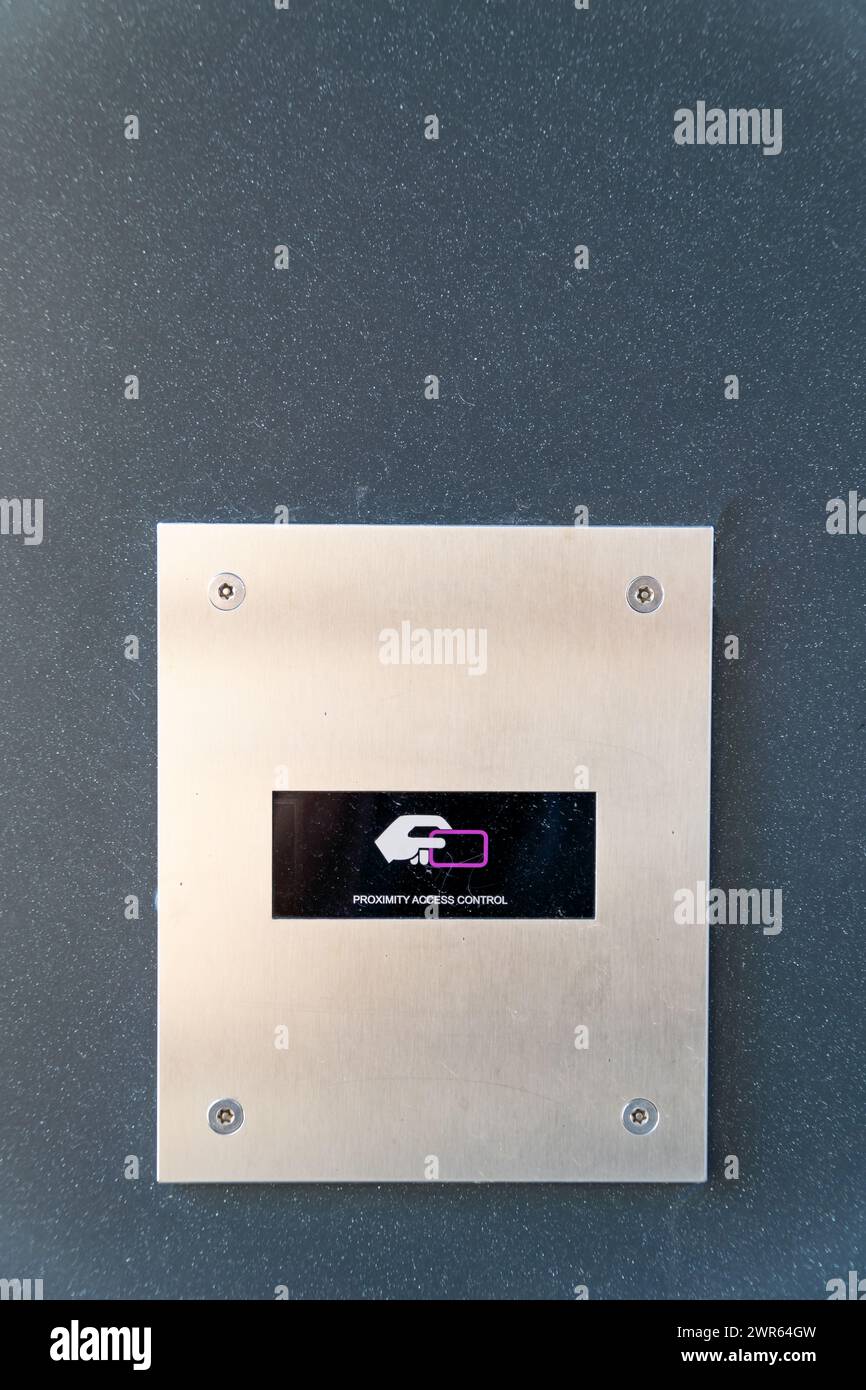 Lettore di carte contactless VIP per sbloccare il controllo di sicurezza all'ingresso di un edificio Foto Stock