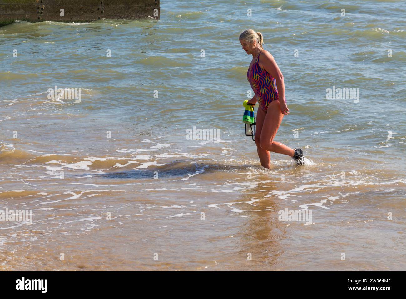 McCarthy Stone Foundation Charity Sea DIP 2024 per la giornata internazionale della donna a Bournemouth, Dorset UK a marzo Foto Stock