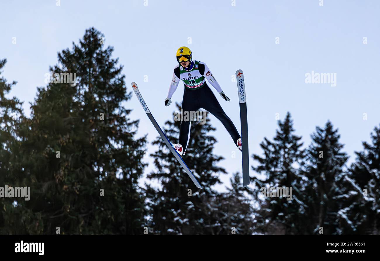 Viessmann Skispringen Weltcup Engelberg, Männer: Der finnische Skispringer Kasperi valto bei seinem sprung von der Grosstitlisschanze. (Engelberg, Sch Foto Stock