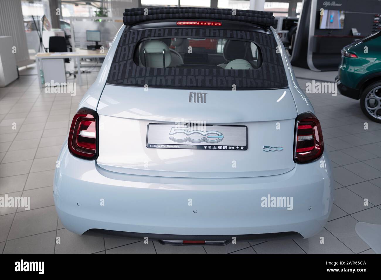 Nuova auto elettrica azzurra Fiat 500 e Classic Cabrio, passione automobilistica, produttore italiano di limousine Fiat Group, innovazione industria automobilistica S Foto Stock